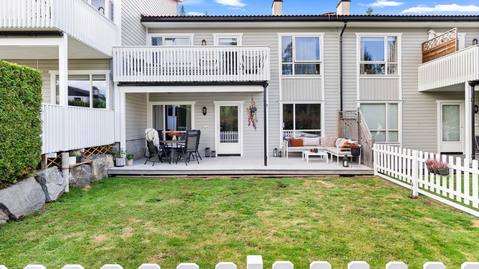 Herlig markterrasse med hageflekk Galleribilde