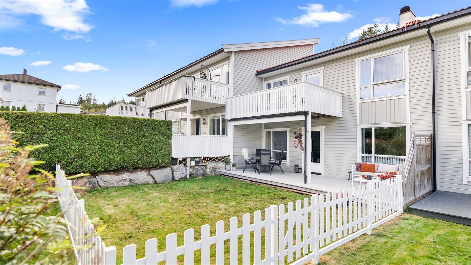 Terrassen er omkranset av en høy tujahekk på ene siden også vegg på andre siden, noe som gir en hyggelig grad av privatliv til terrassen Galleribilde