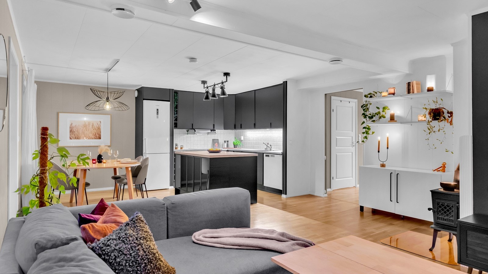 Stuen har en åpen løsning til kjøkkenet og rommet byr på flere innredningsmuligheter. Galleribilde