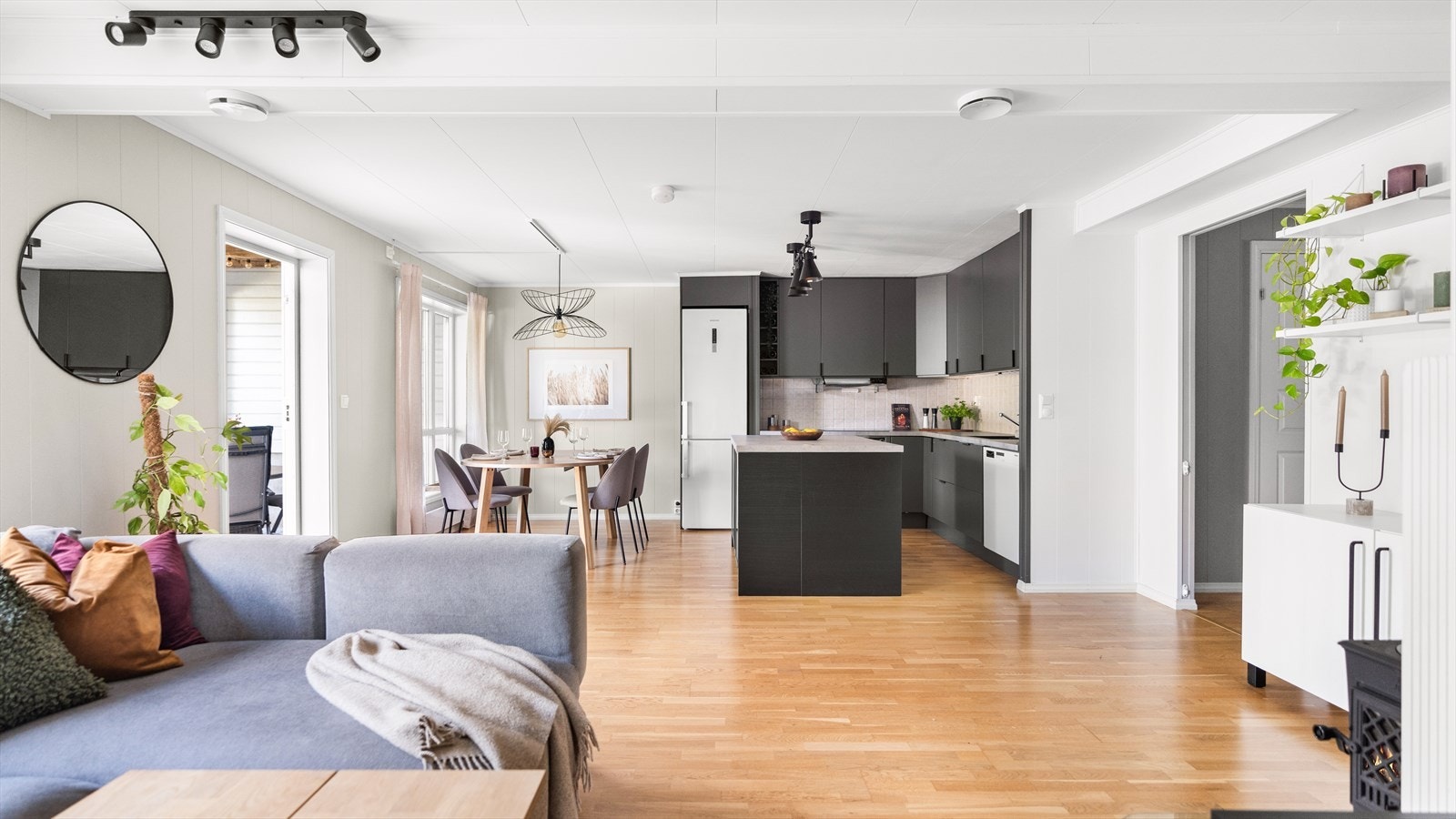 Den åpne planløsningen mot kjøkkenet skaper et funksjonelt og sosialt allrom. Galleribilde
