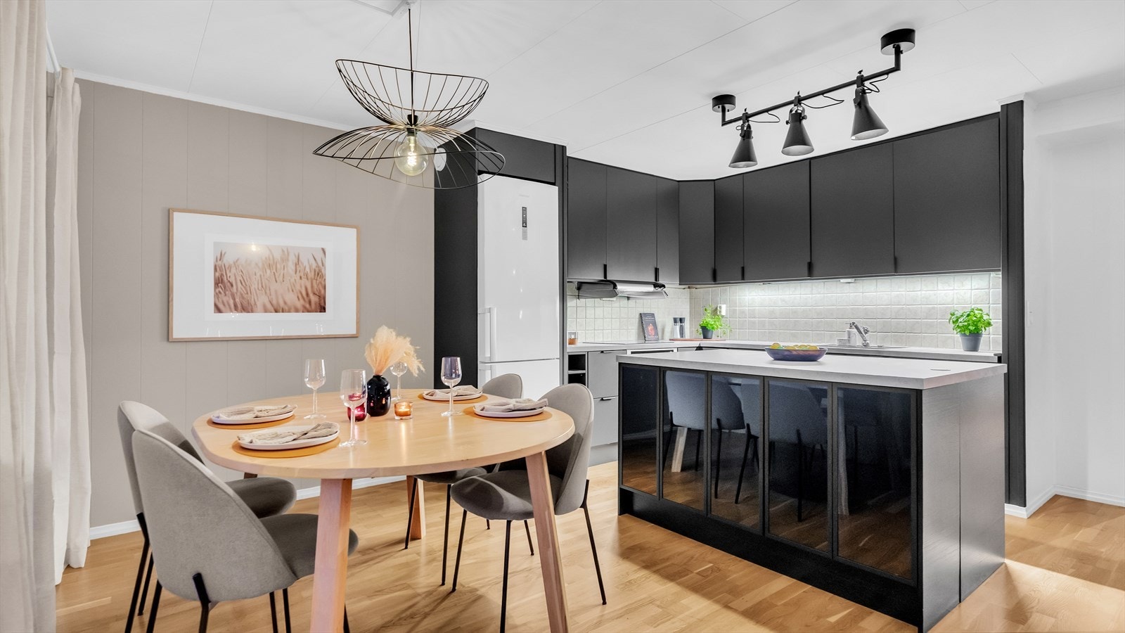 Kjøkkeninnredningen som var ny i 2020 er fra Epoq, og har skap med glatte fronter. Galleribilde