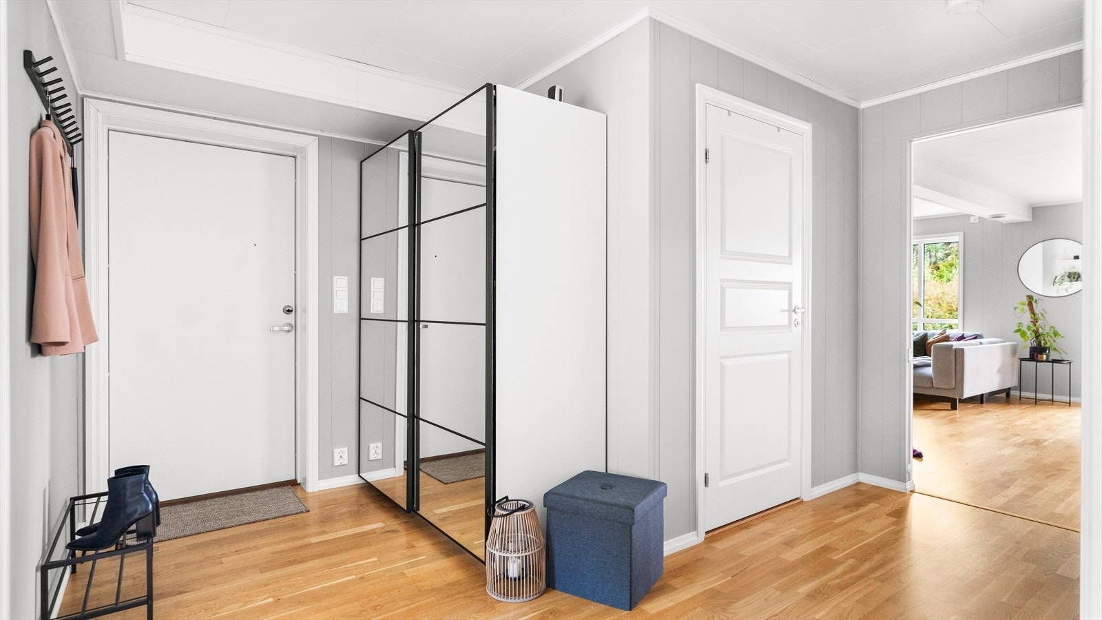 Boligen har en lys og innbydende entré, med god plass til å henge fra seg yttertøy i praktisk skyvedørsgarderobe med speilfronter Galleribilde