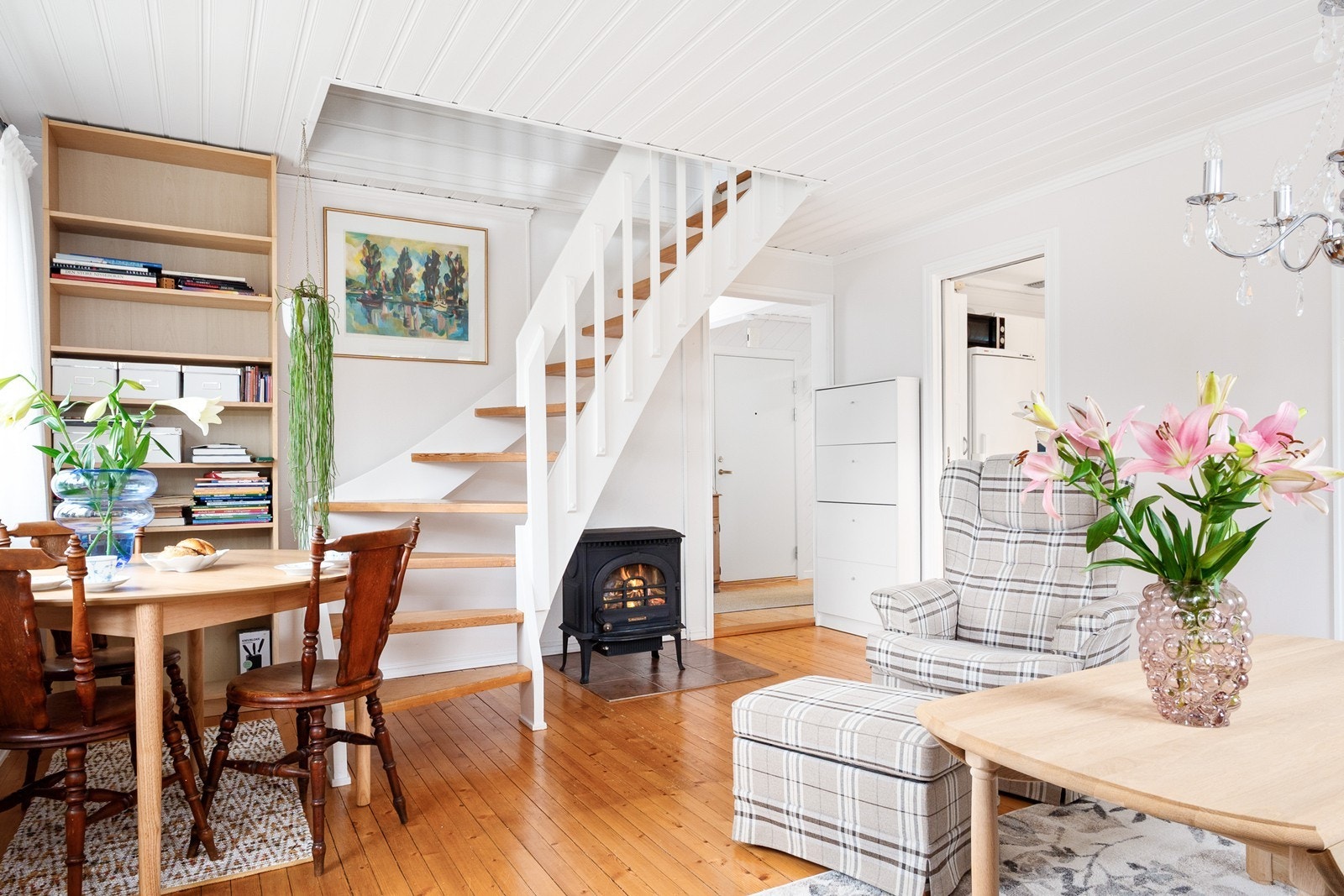 En åpen trapp fører opp til loftetasjen. Galleribilde