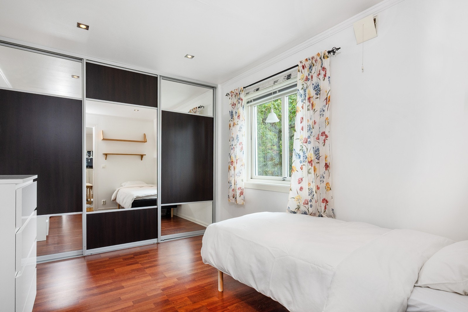 Soverom 2 er innredet med en romslig skyvedørsgarderobe. Galleribilde