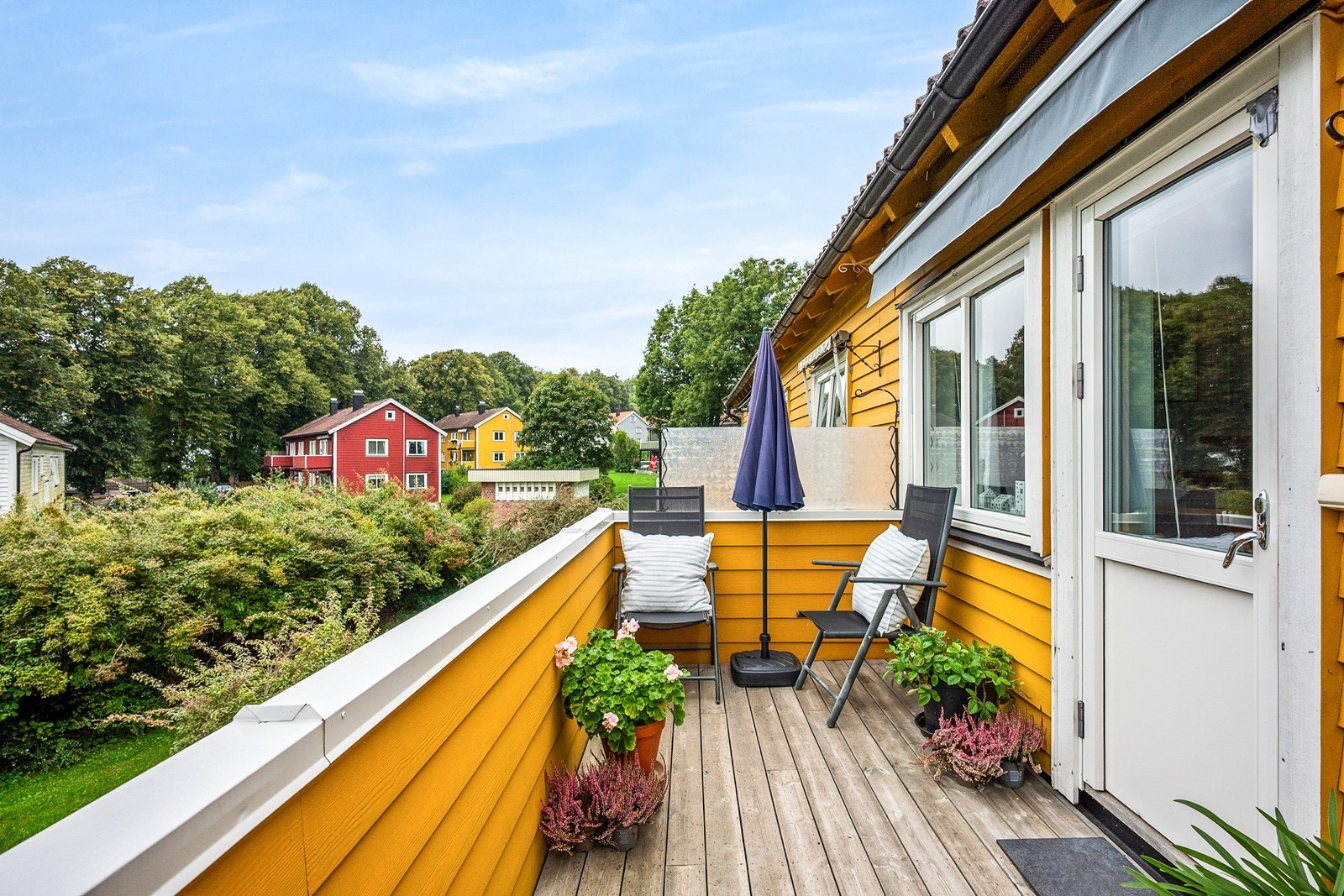 Balkongen på 7 kvm er sydvestvendt med sol gjennom dagen. Galleribilde