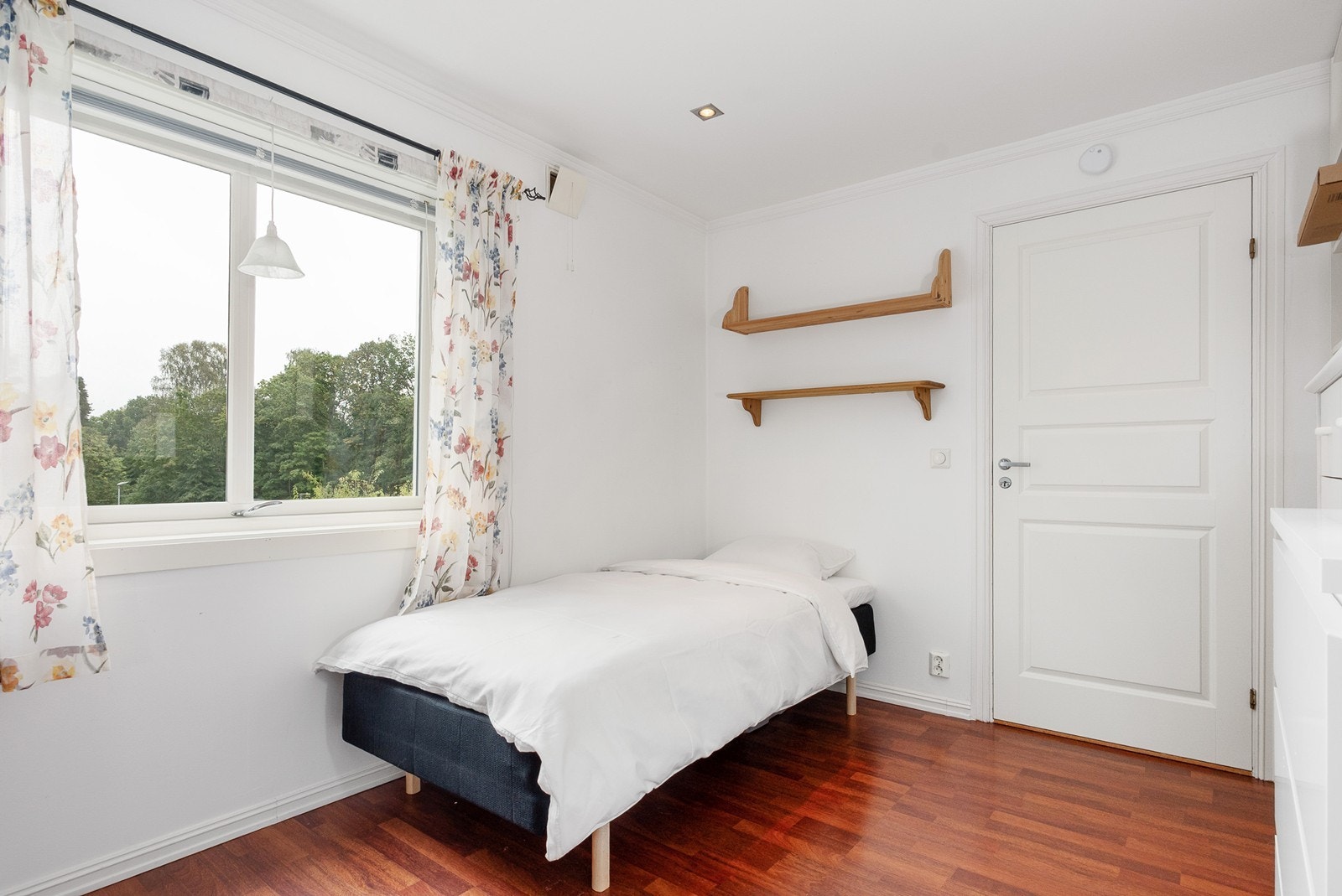 Rommet passer ypperlig som barne- eller ungdomsrom- men kan også benyttes som gjesterom eller hjemmekontor etter behov. Galleribilde