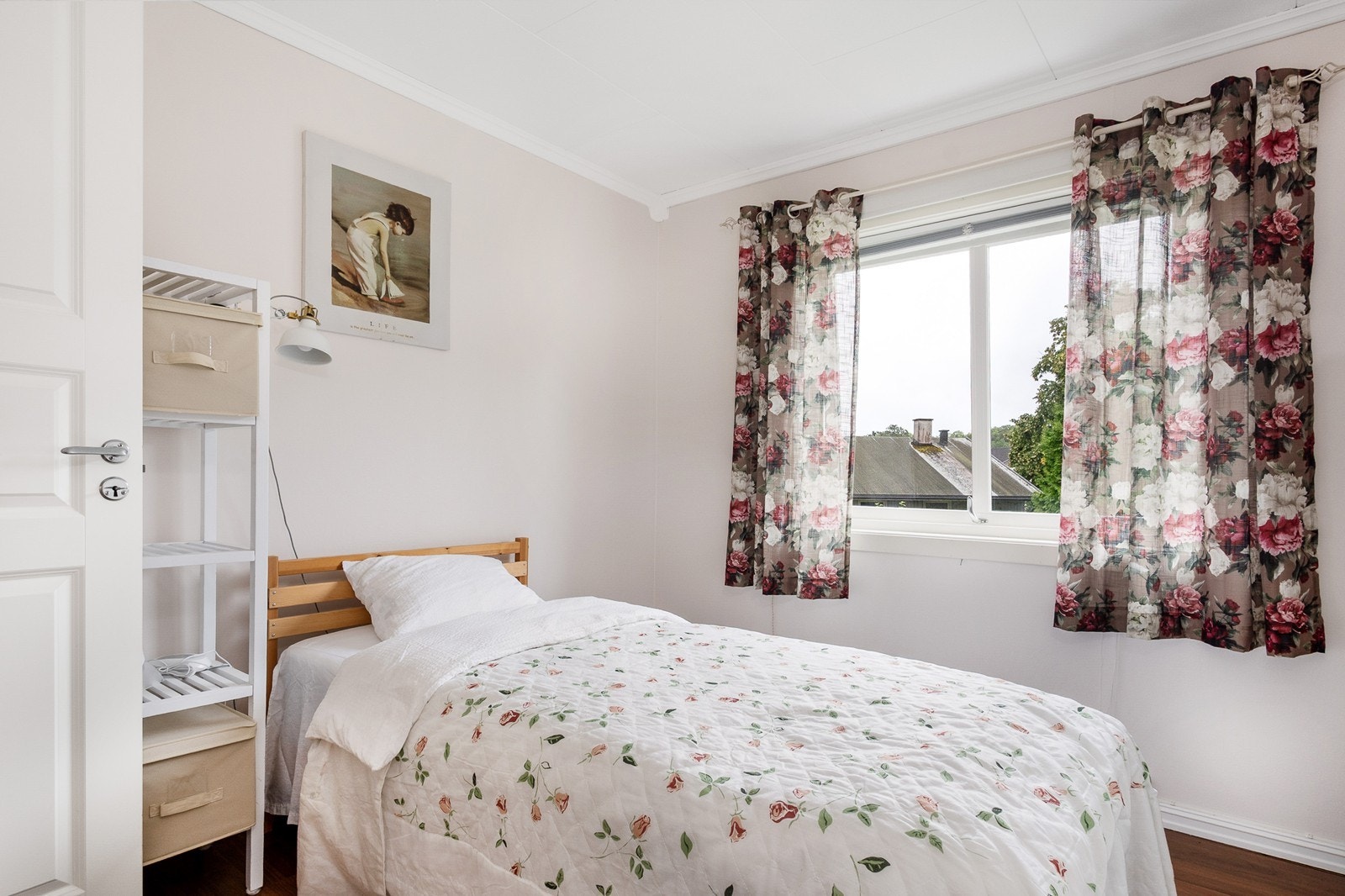 Dette rommet har i tillegg tilgang til et praktisk kott med ekstra oppbevaringsplass. Galleribilde