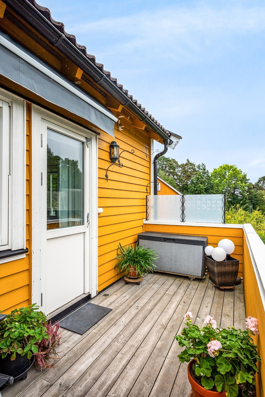 Balkongen har plass til en liten lounge eller et koselig kafésett, og en markise sørger for solskjerming på varme dager. Galleribilde