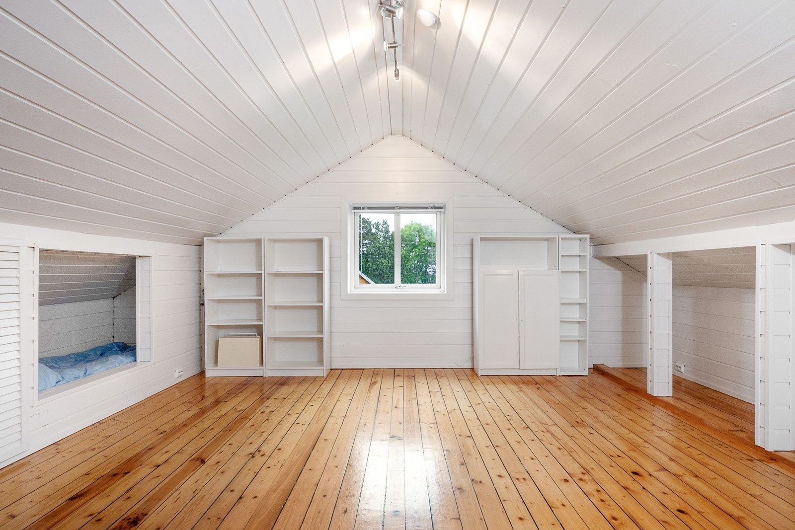 Loftstuen har stor møbleringsfrihet med plass til ønsket innredning. På den ene siden er det to plassbygde senger. Galleribilde