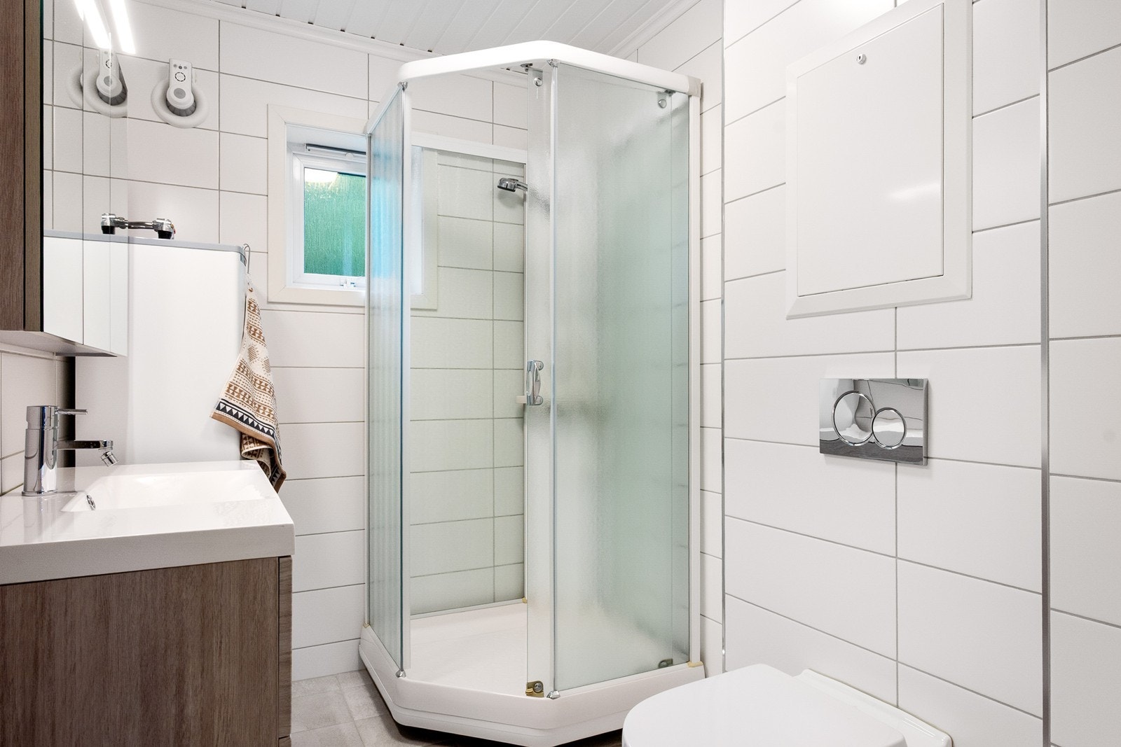 Badet ligger ved inngangen og er fra 2017. Rommet har flislagte overflater og gulvvarme. Galleribilde