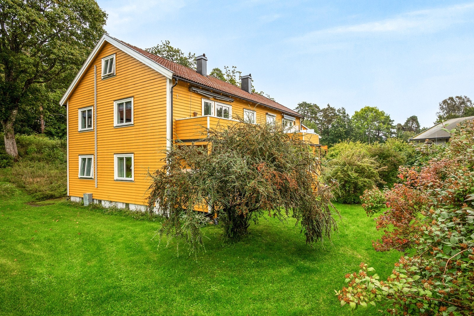 Beliggenheten er rolig og samtidig sentral på Balaklava, omkranset av grøntområder og kort vei til turmuligheter. Galleribilde