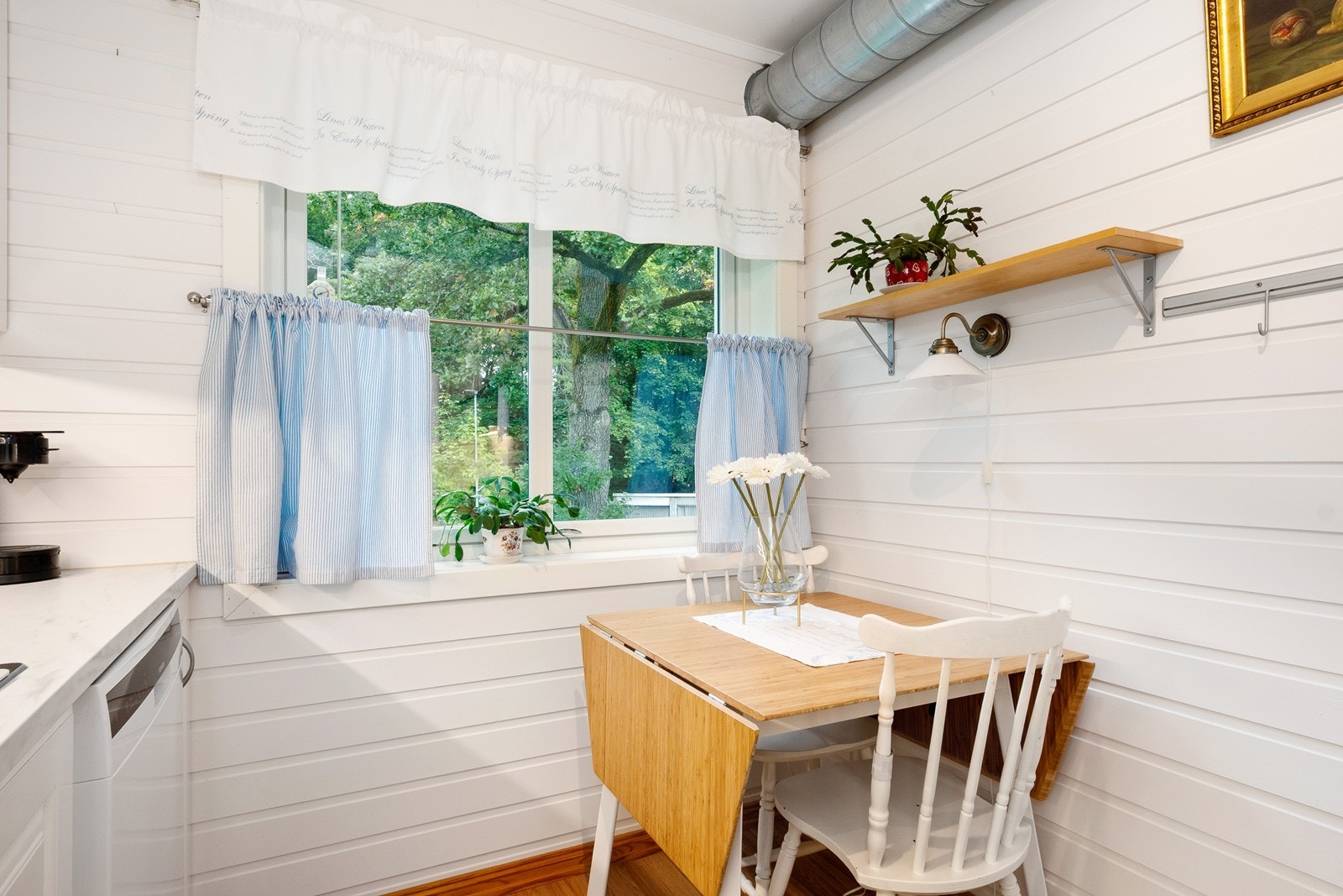 Det er plass til frokostbord for kaffebesøket og mindre måltider. Galleribilde