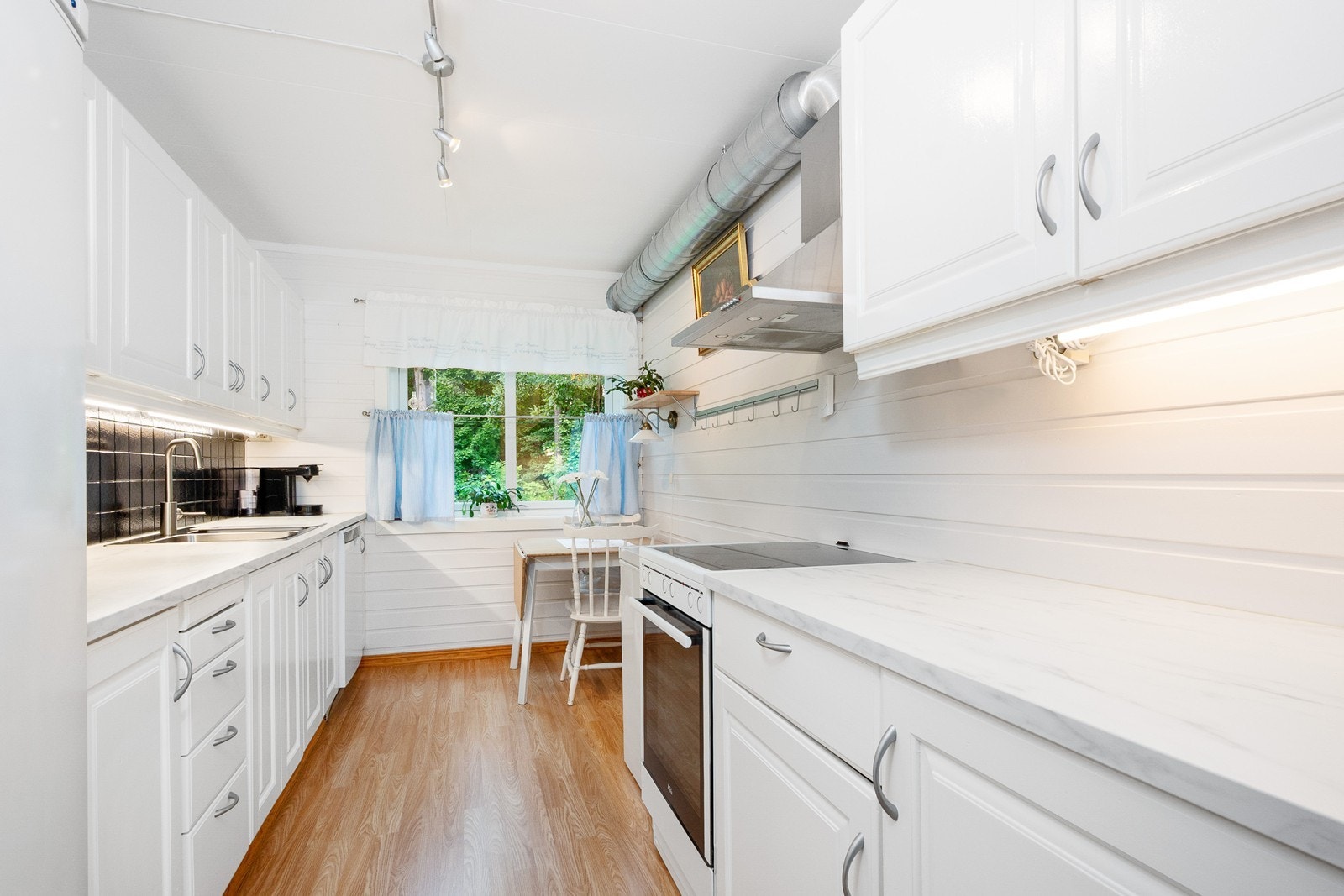 Rommet har god størrelse med innredning på to sider. Galleribilde