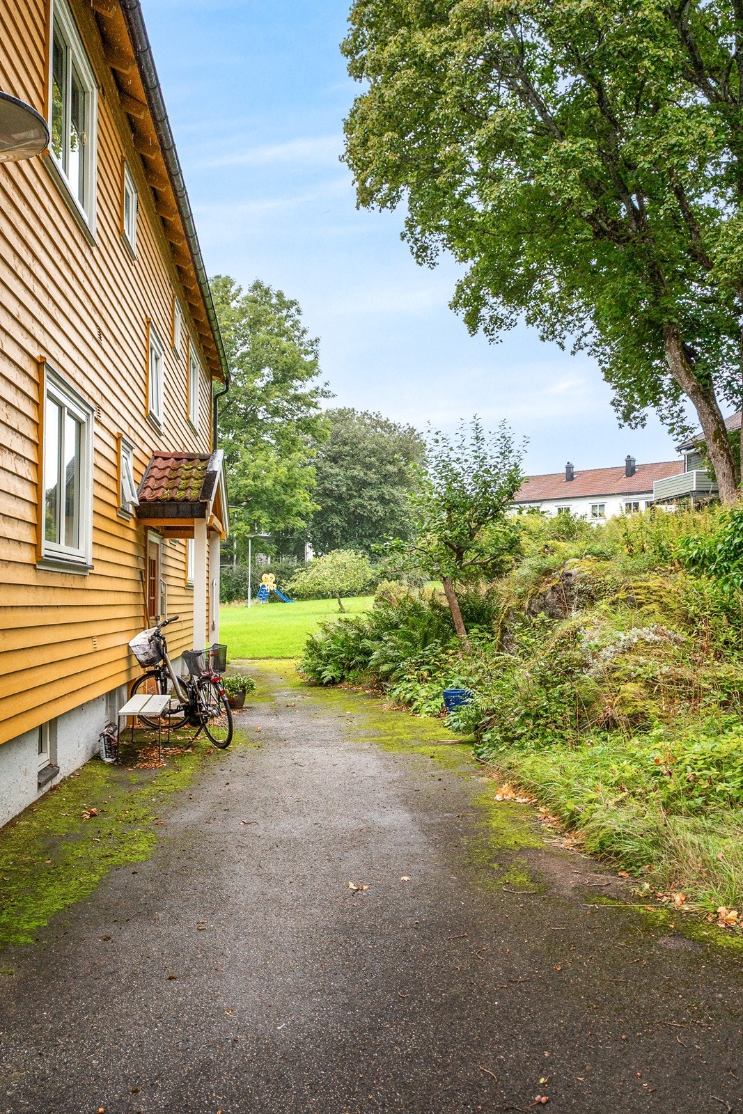 Leiligheten har enkel adkomst via felles overbygget inngangsparti. Galleribilde