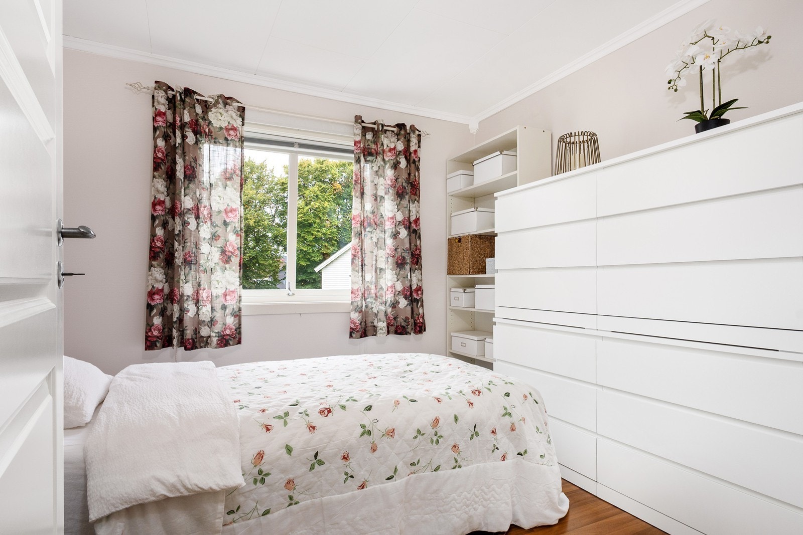 Leiligheten har to soverom, ett tilknyttet gang og ett ved stue. Begge rommene har stort vindu som sørger for naturlig lys og luftemulighet. Galleribilde