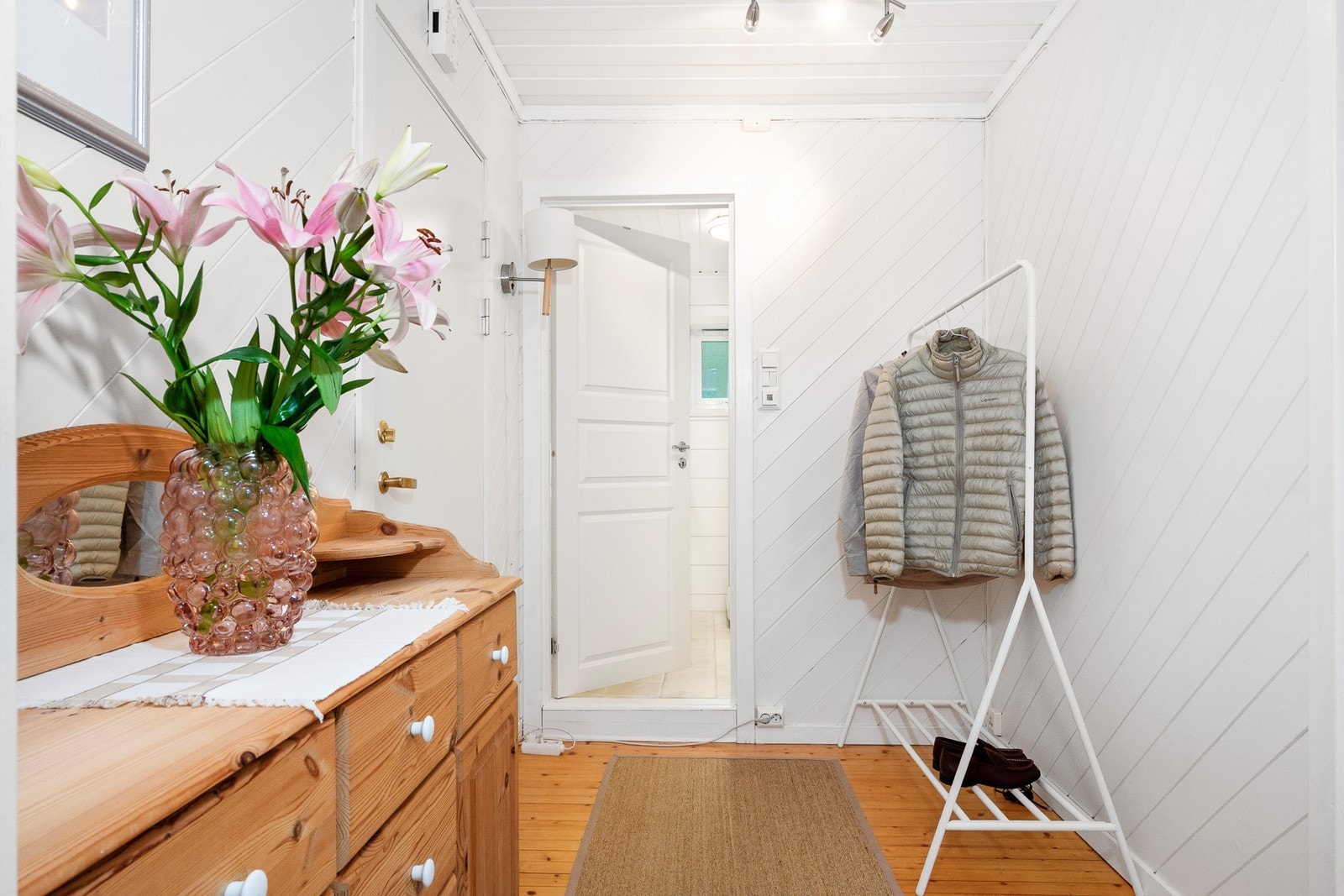 Vel inne har entreen plass til garderobemøbel. Herfra er det adkomst til bad, ett av to soverom og videre inn til kjøkken og stue. Galleribilde