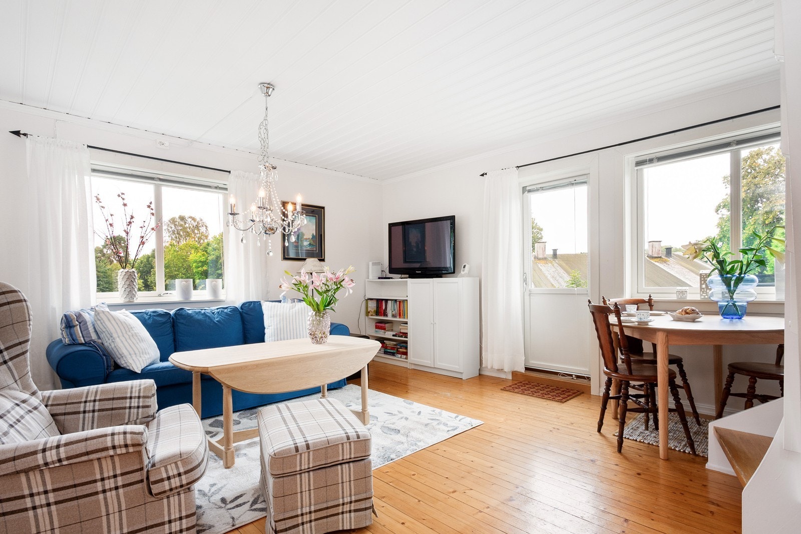 Utformingen gjør det enkelt å møblere med sofa, godstol og TV-møblement. Galleribilde