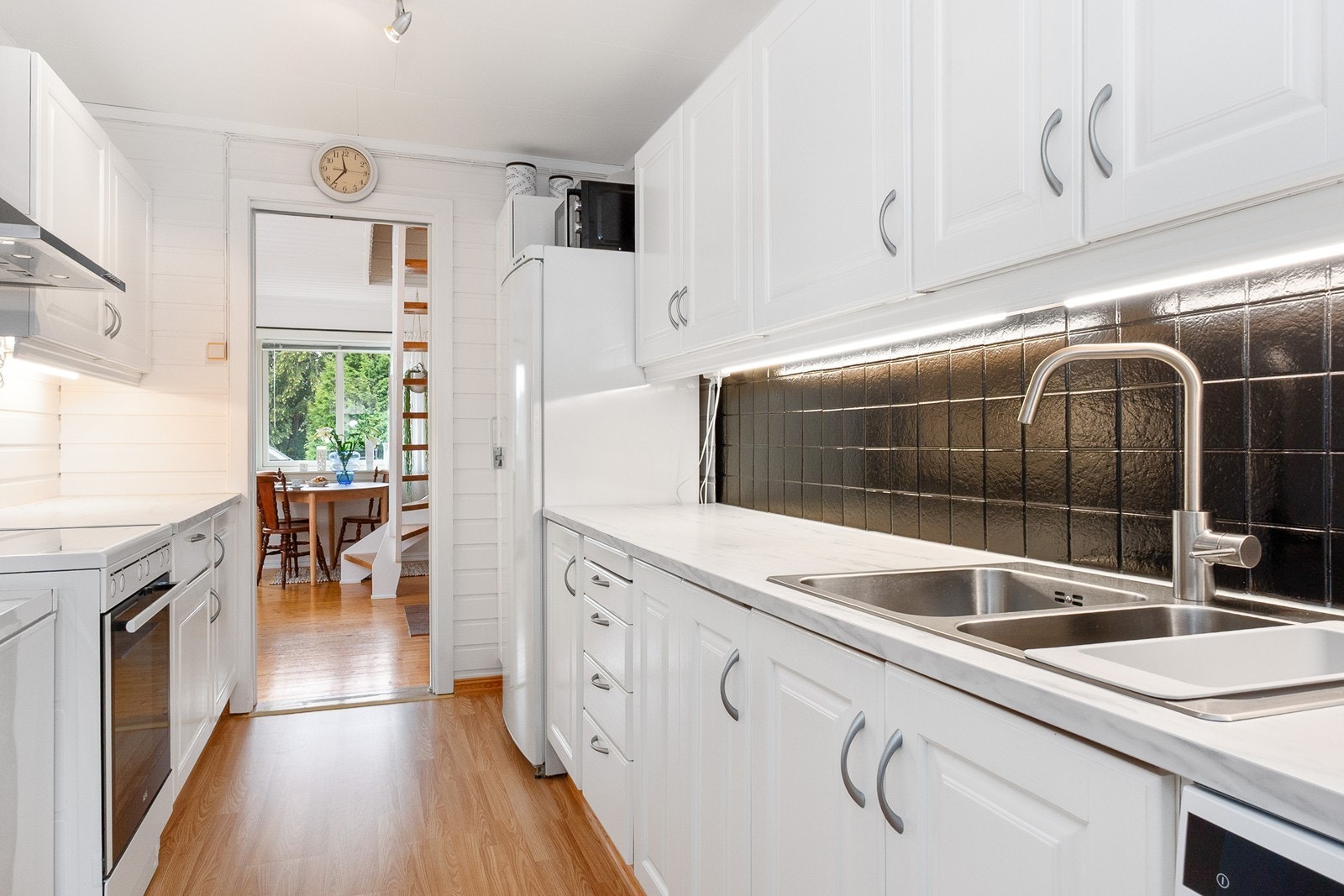 Kjøkkenet ligger i eget rom, adskilt fra stuen men med åpen dør mot stue. Galleribilde