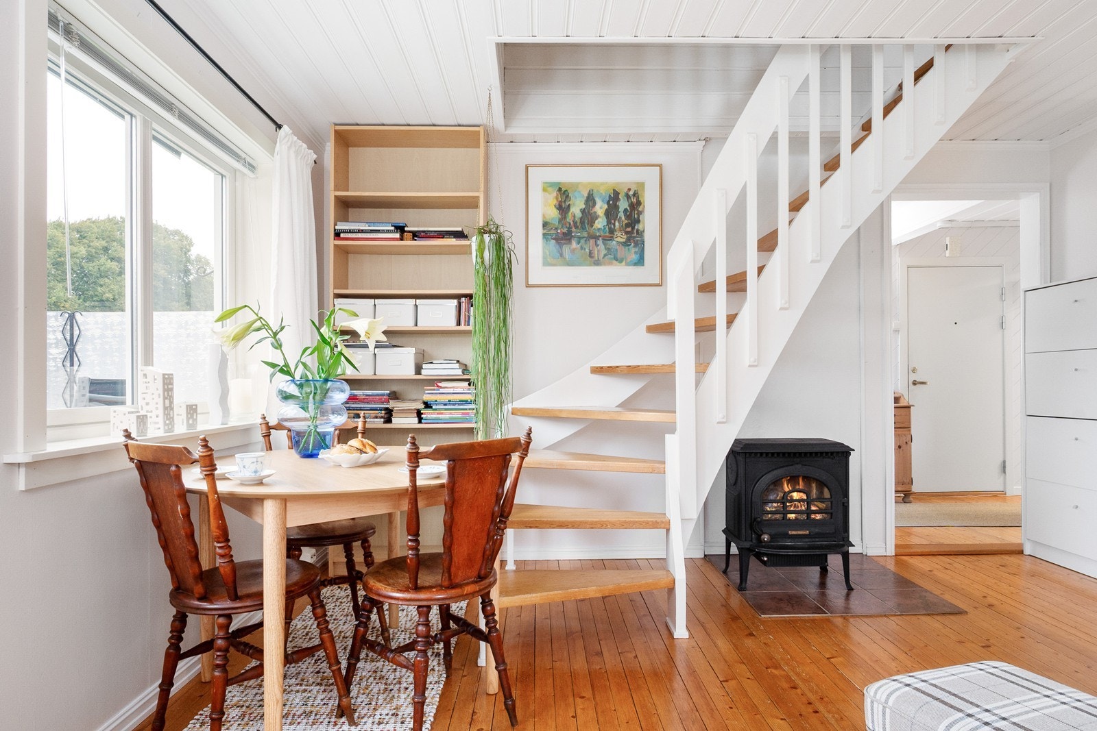 Spiseplassen kan plasseres ved vinduet med utsikt over nærområdet. Galleribilde