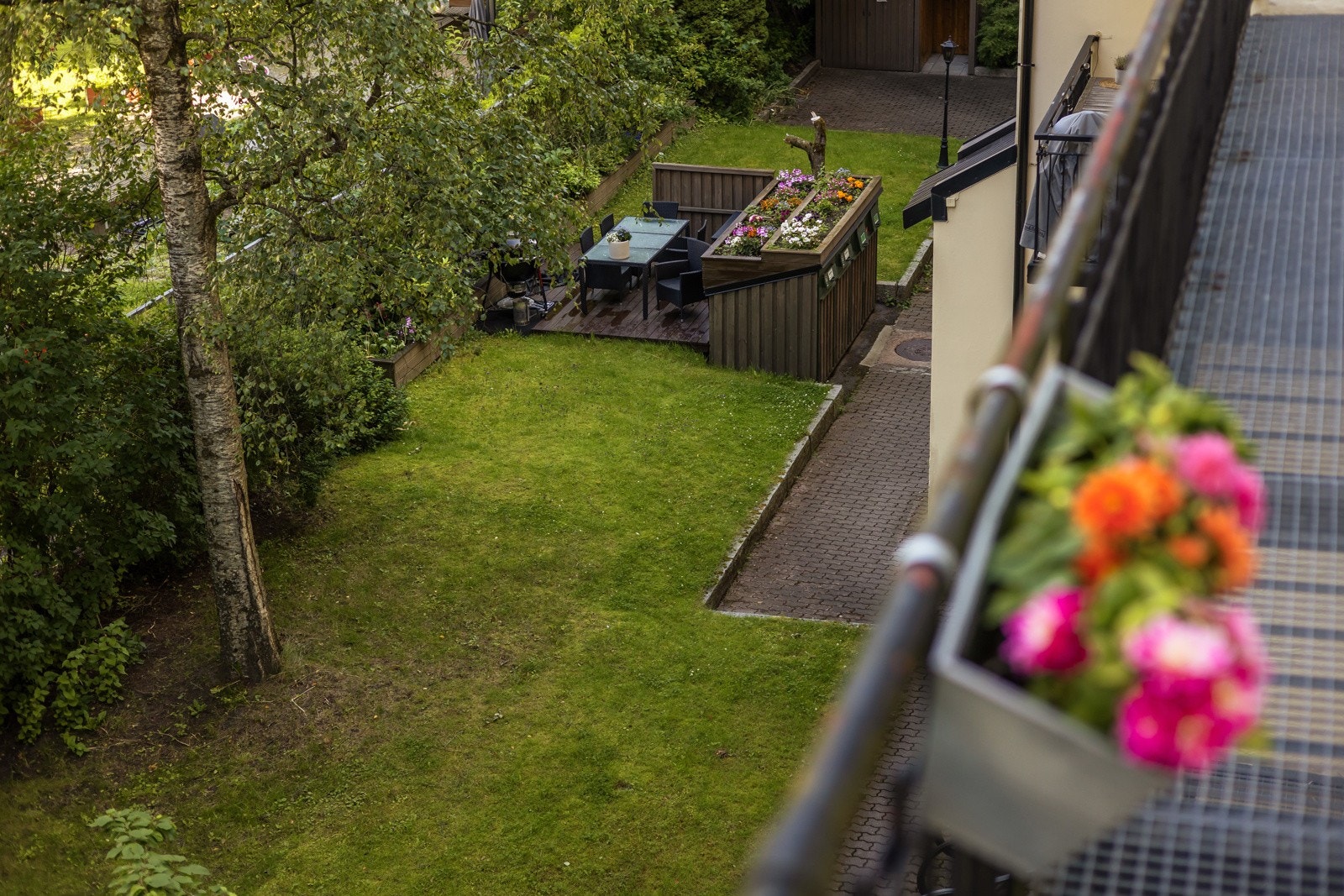 Fra kjøkkenet ser man ut til den hyggelige felles bakgården med flere felles sittegrupper. Galleribilde