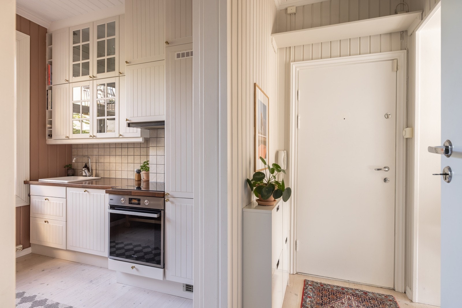 Montert porttelefon på vegg og sikringsskapet finner du i felles trapperom. Galleribilde