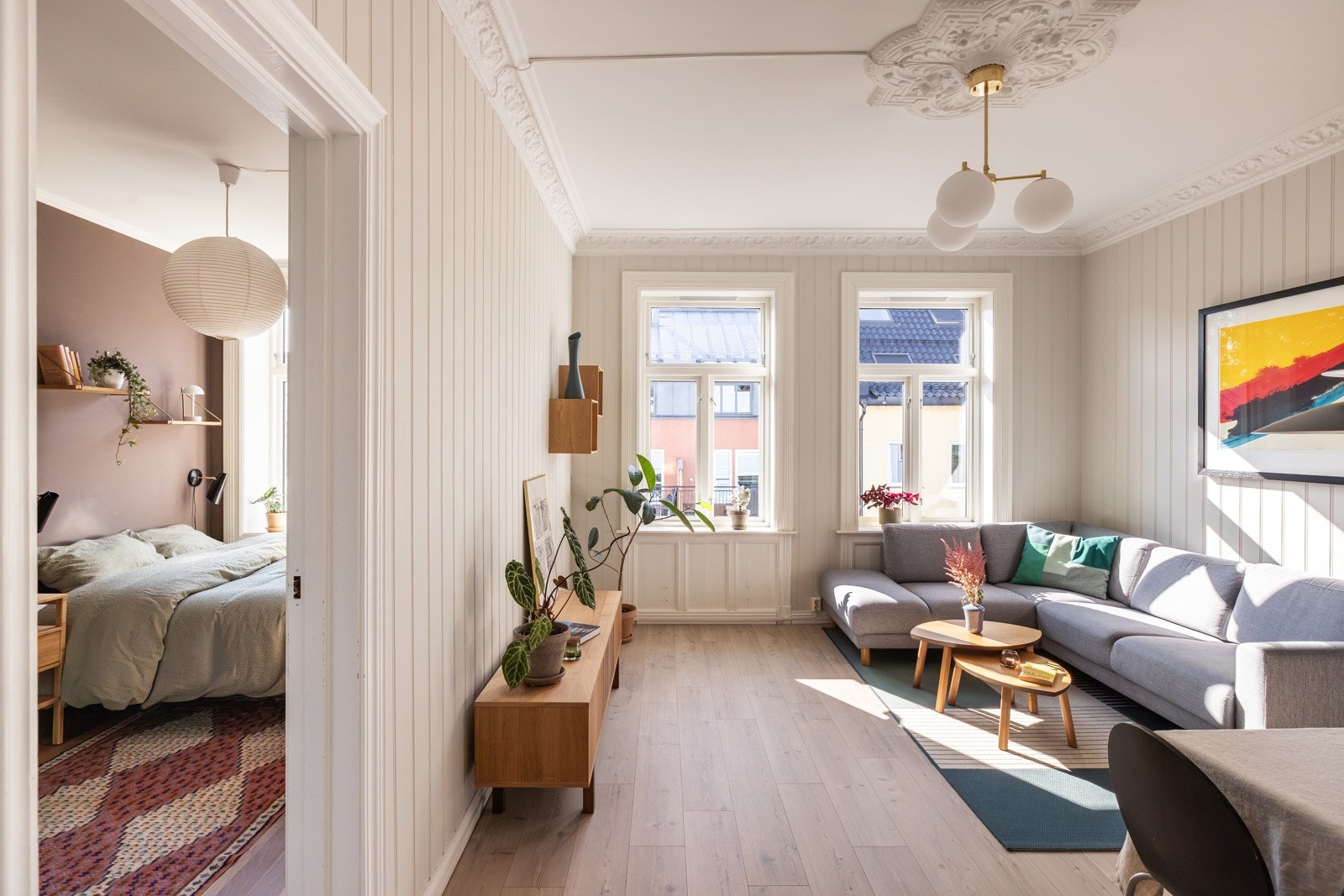 De store vindusflatene, vendt ut mot trafikkstille og rolig gate med hyggelig utsyn, sørger for rikelig med naturlig lys. Alle vinduene i leiligheten var nye i 2020 i regi av borettslaget. Galleribilde