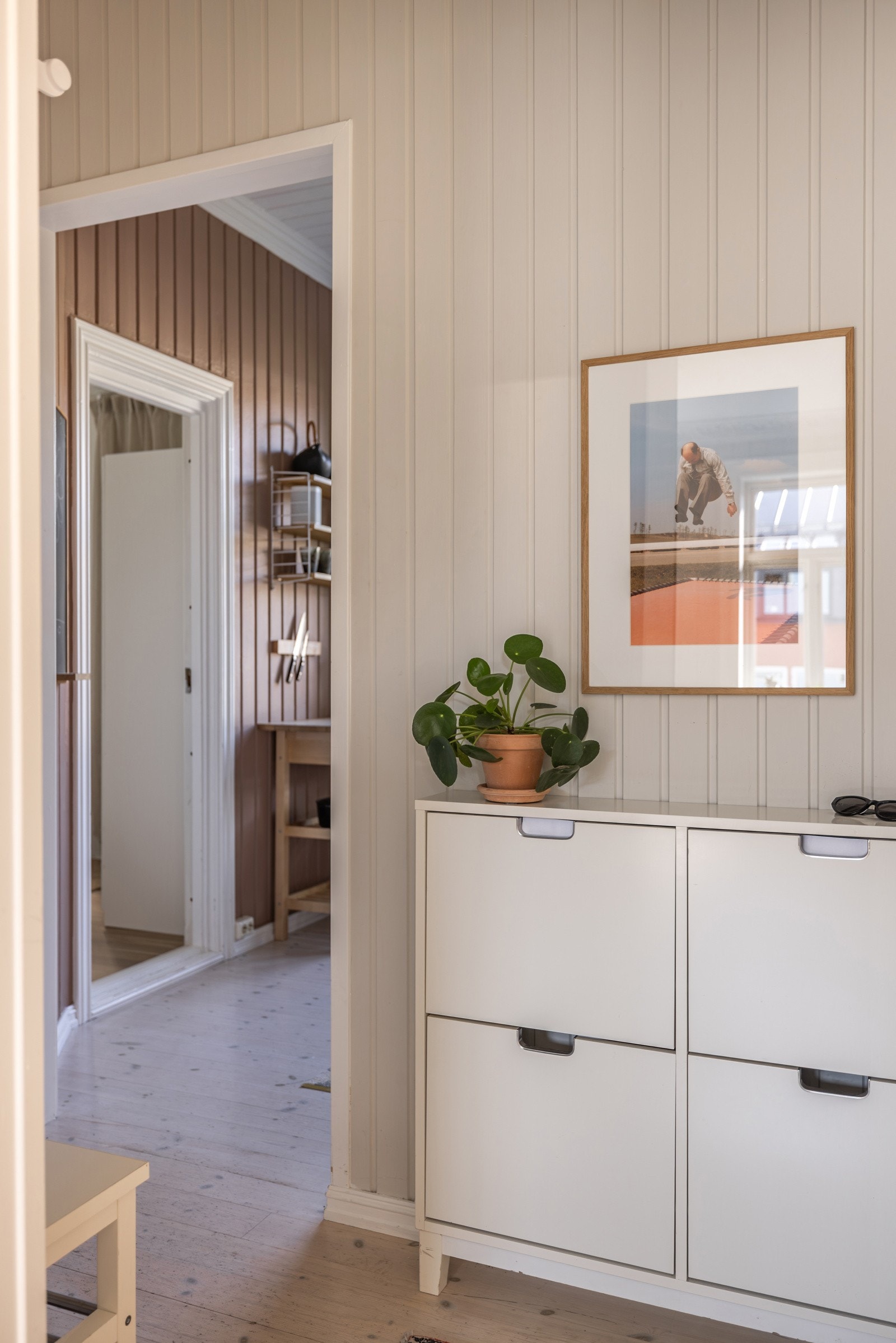 God standard med fint originalt tregulv og trepanel på vegger malt i nydelig dus farge. Galleribilde