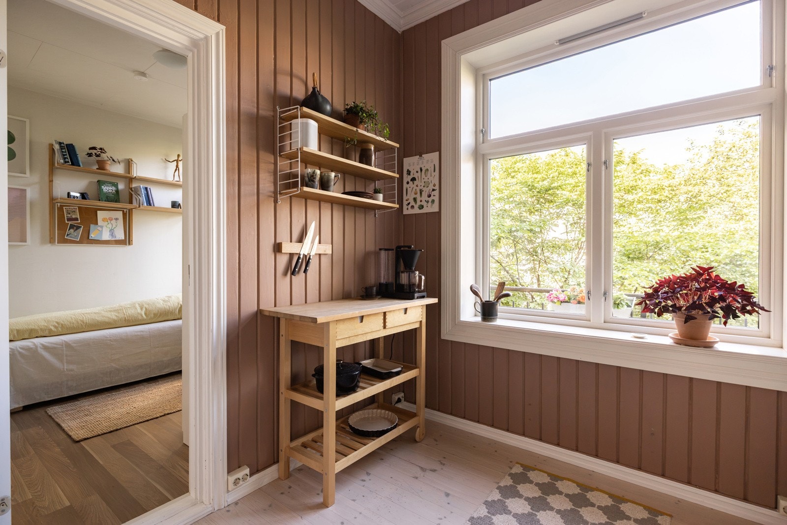 Kjøkkenet har plass til en liten spiseplass, og den hyggelige vinduskarmen kan benyttes som ekstra sone for servering, dekor eller urtedyrking. Galleribilde
