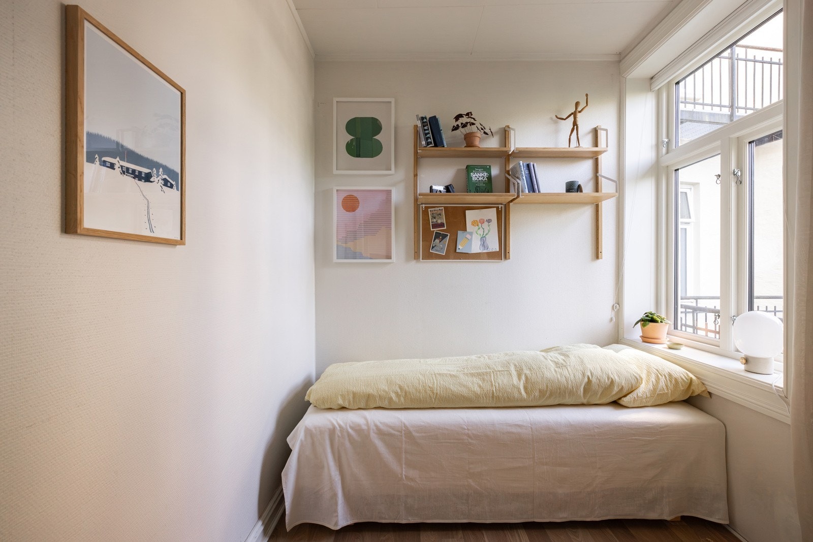 Rommet er fleksibelt og lett å møblere, med plass til både seng, kontorpult og garderobeløsninger - enten du trenger et ekstra soverom, et kreativt arbeidsrom eller begge deler. Galleribilde