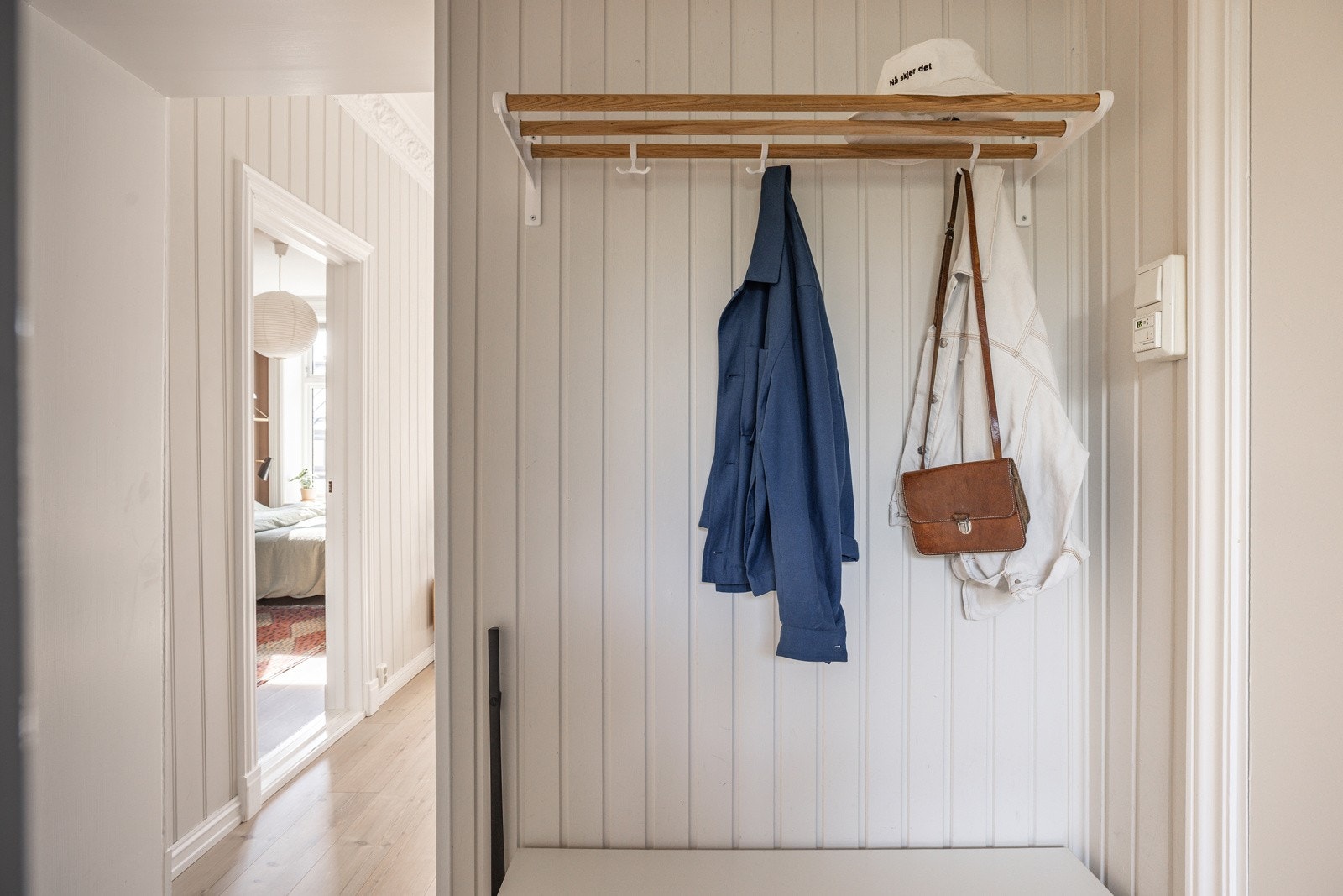 Hattehylle med oppbevaringsplass til sko og yttertøy, og det er fortsatt god plass til ekstra oppheng, medfølgende skoskap eller en liten kommode - alt etter hva som passer din stil og behov. Galleribilde