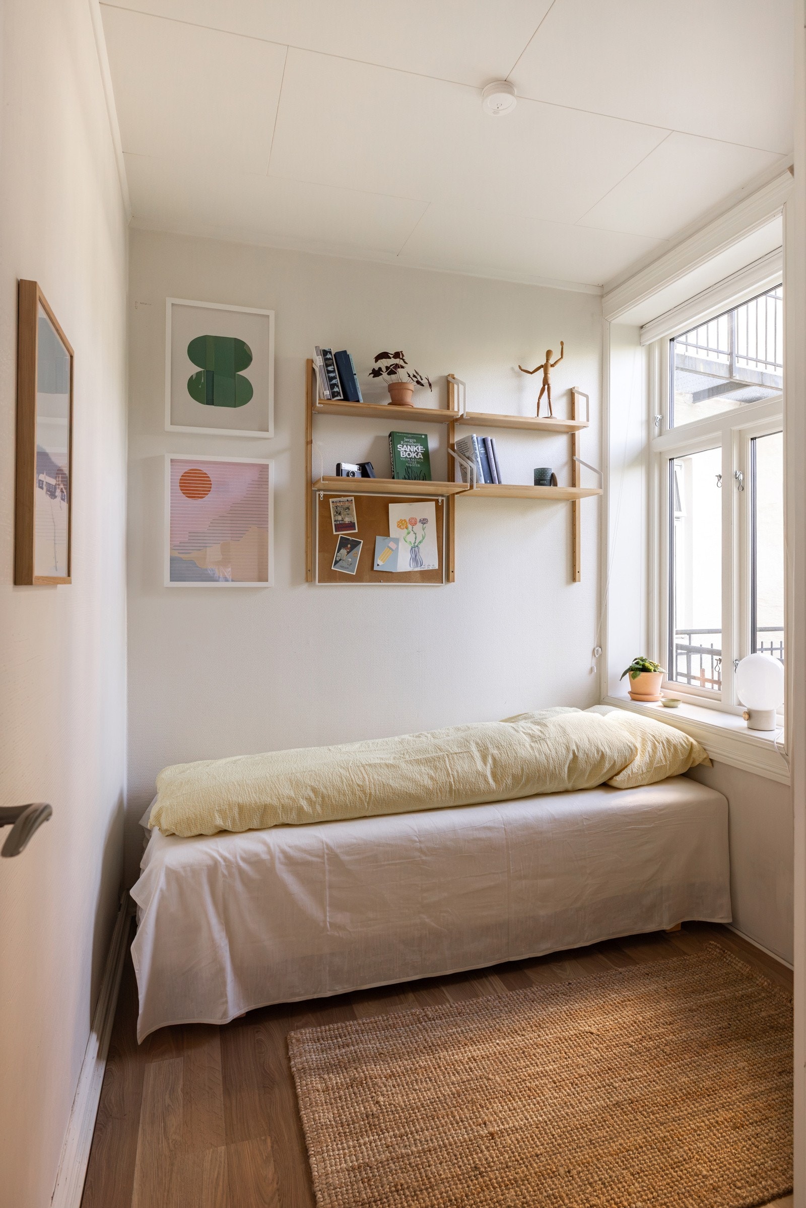 Det andre soverommet er også lyst og praktisk- perfekt som barnerom, gjesterom eller hjemmekontor. Galleribilde