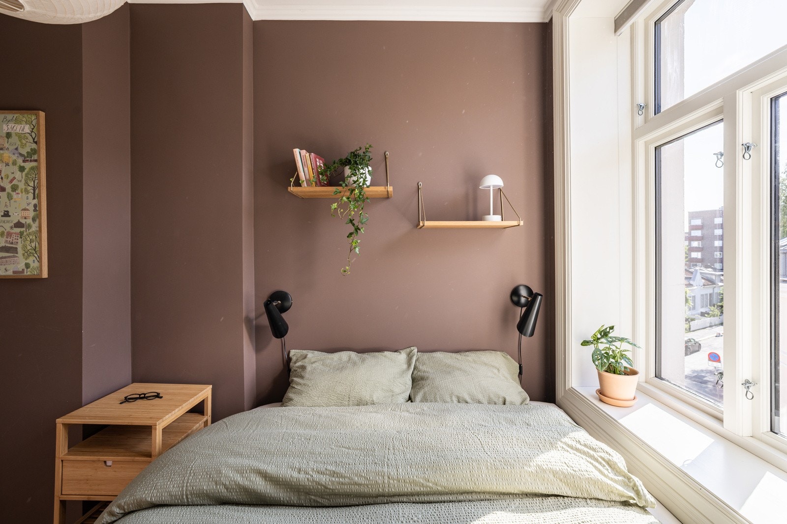 God takhøyde, store vindusflater og nydelig naturlig lys som sammen gir en luftig og behagelig atmosfære. Galleribilde