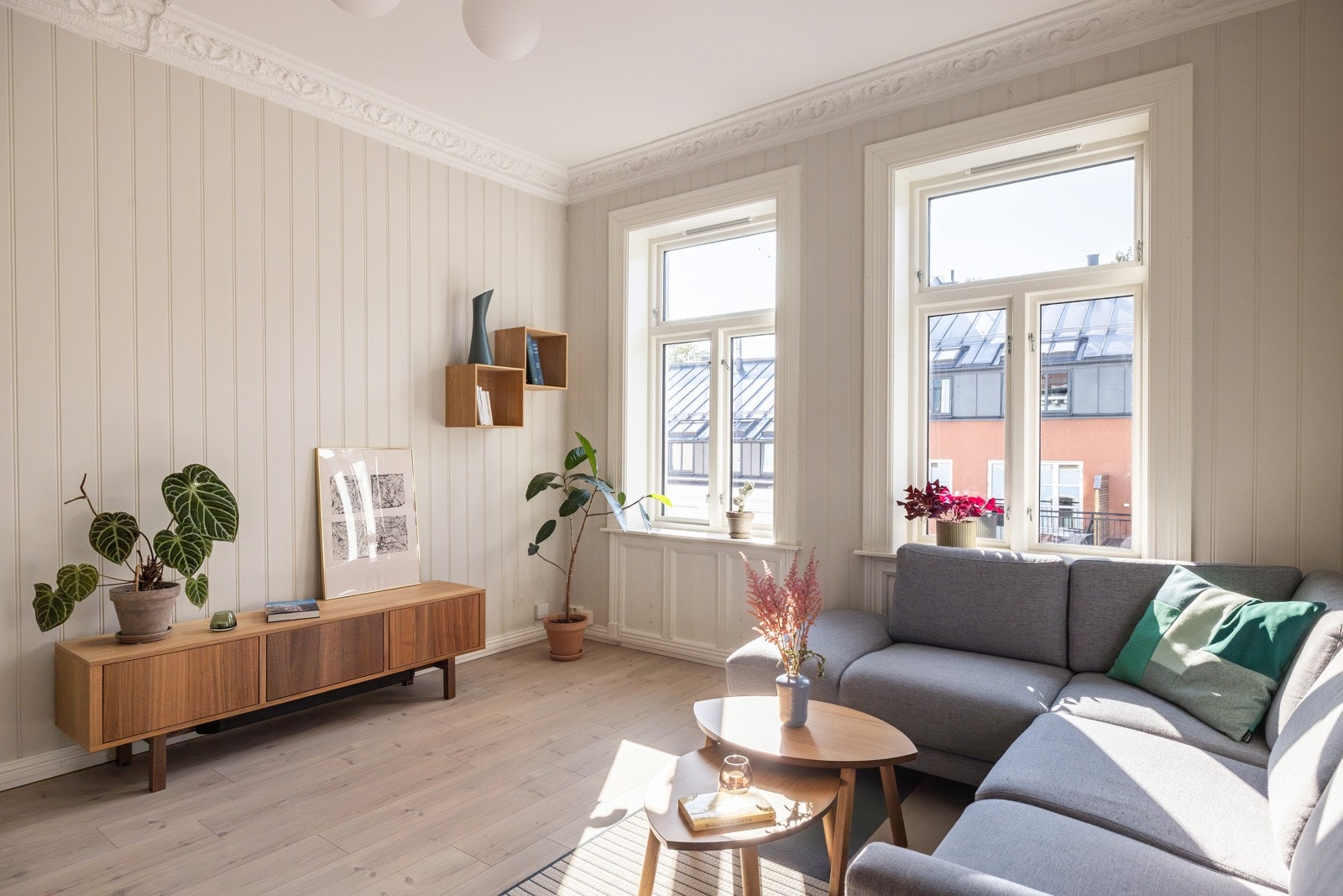 Stuen er boligens naturlige samlingspunkt - et luftig og fint rom med god atmosfære. Galleribilde