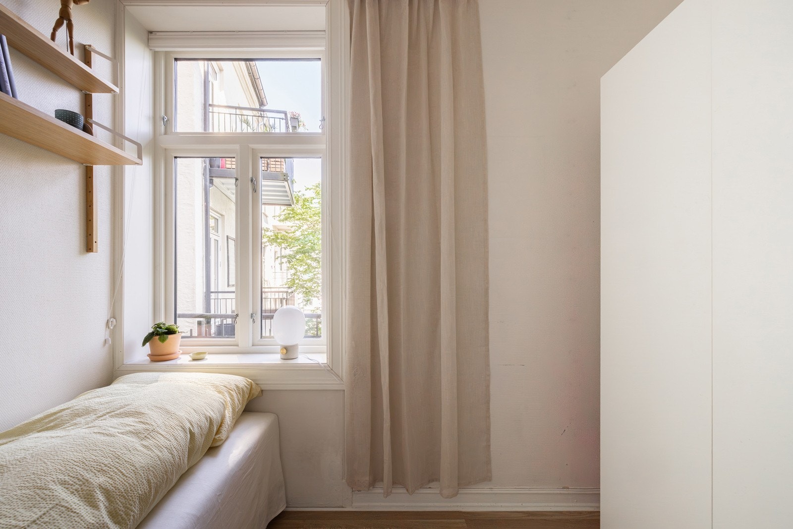 Praktisk garderobeskap for esktra oppbevaring. Galleribilde