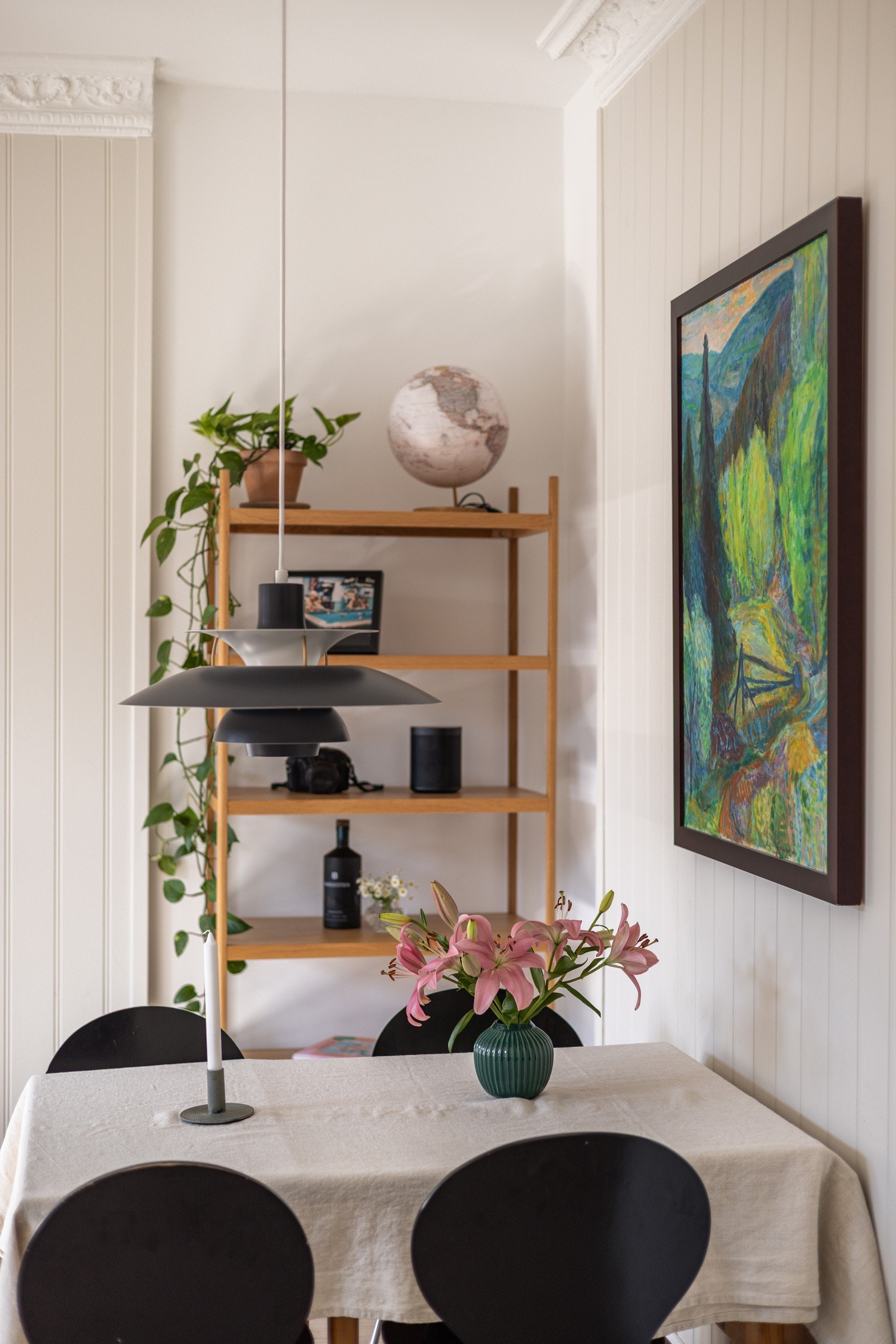 I hjørnet (bak hyllen) er det pipeløp med antatt mulighet for tilkobling av peisovn, noe som kan tilføre ekstra varme og hygge til rommet. Galleribilde