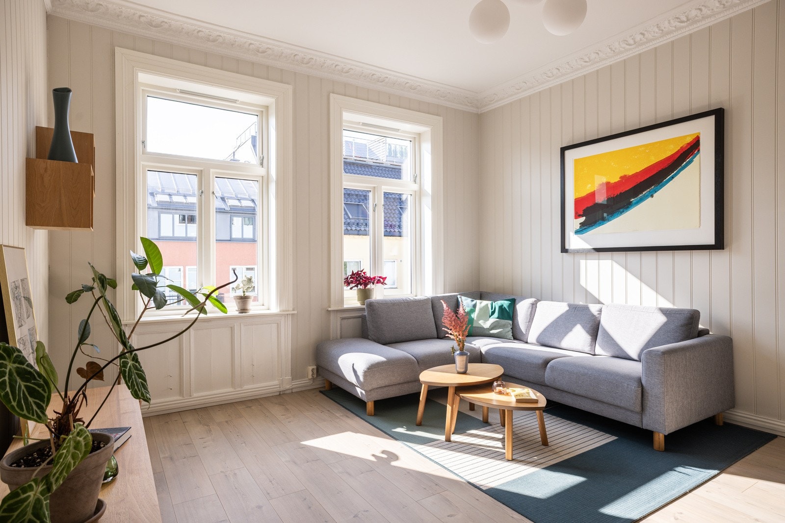 Dette er en lys og luftig 3-R klassisk perle midt på Sagene. Leiligheten har en gjennomgående planløsning med en romslig stue og separat kjøkken mot den frodige bakgården. Galleribilde