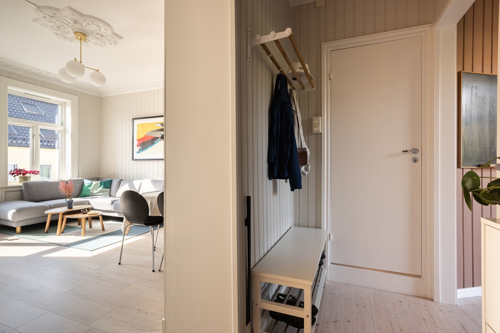 Her møtes du av en lys og funksjonell entré med praktiske og arealeffektive løsninger. Galleribilde