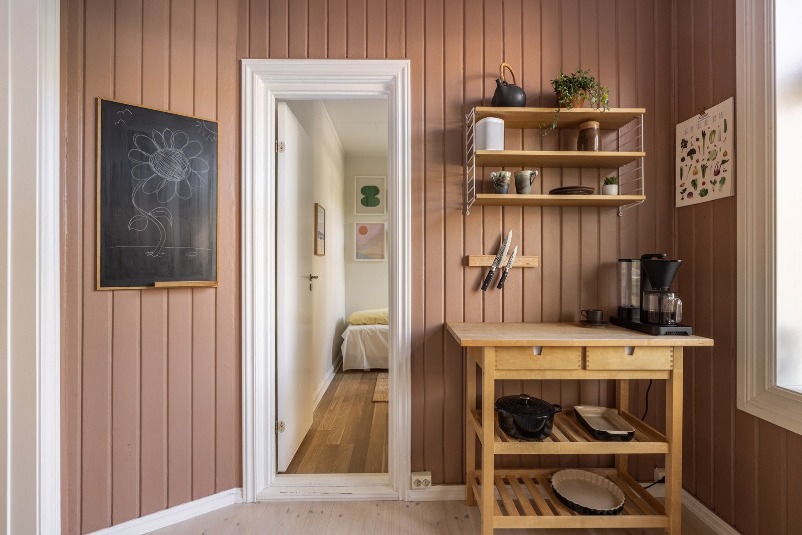 En åpen hylleløsning og praktisk vegghylle gir både funksjonalitet og dekor, samtidig som det skaper et luftig uttrykk. Galleribilde