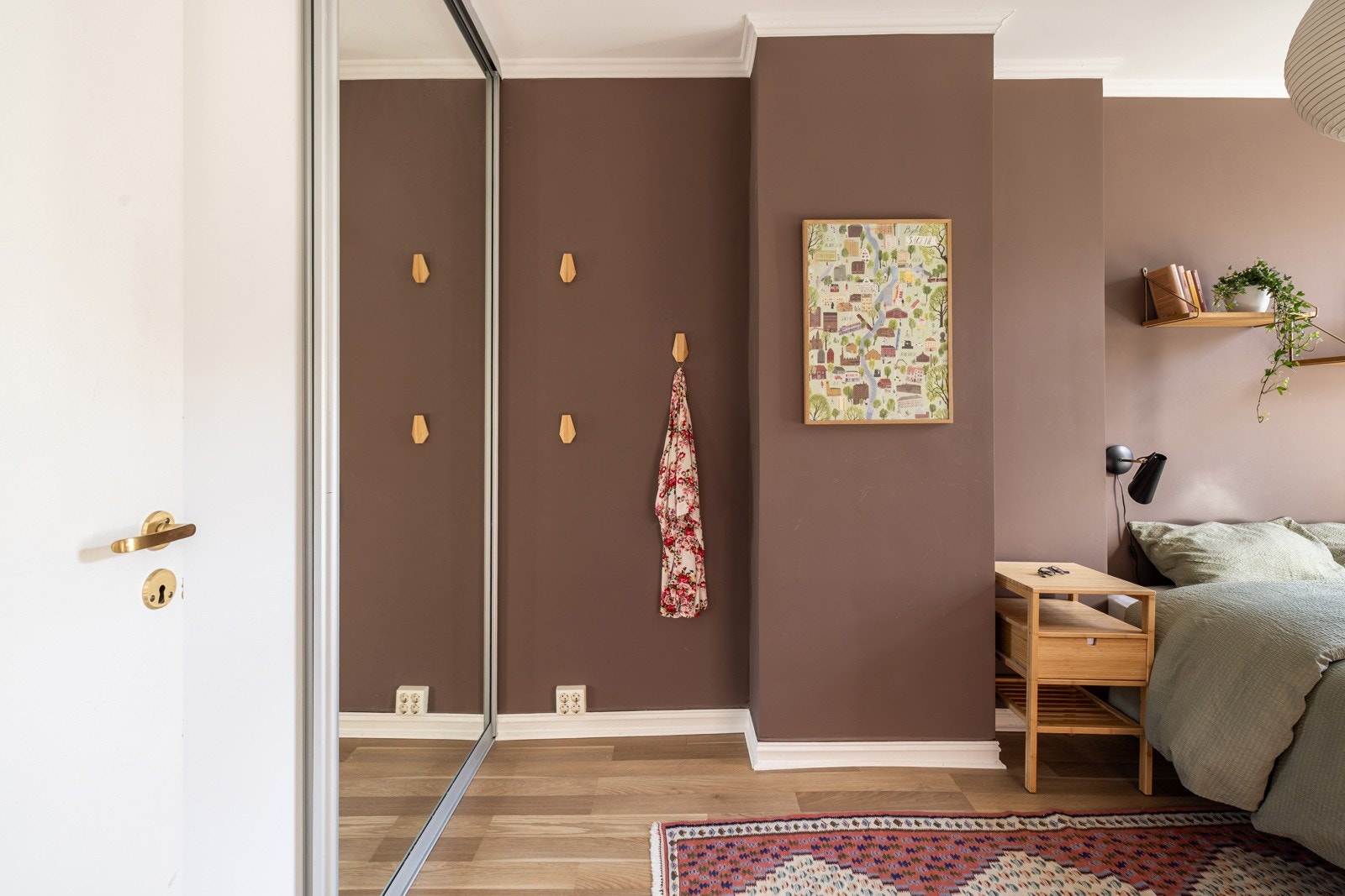 Overflatene er malt i en fin farge som gir rommet en harmonisk og stilfull karakter. Fargevalget er både moderne og beroligende - perfekt for et soverom. Galleribilde