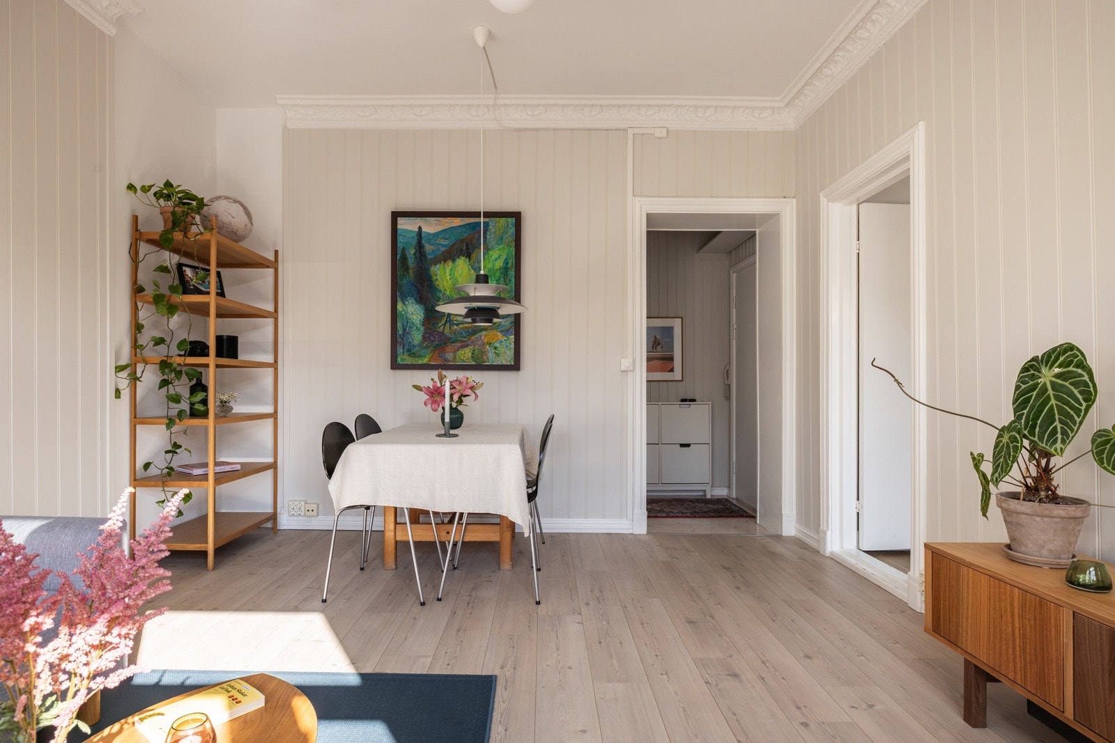 Rommet er enkelt å møblere, og du har mer enn nok rom til både stor sofa, mediemøbler og et stort spisebord - perfekt for både rolige kvelder og sosiale sammenkomster. Galleribilde