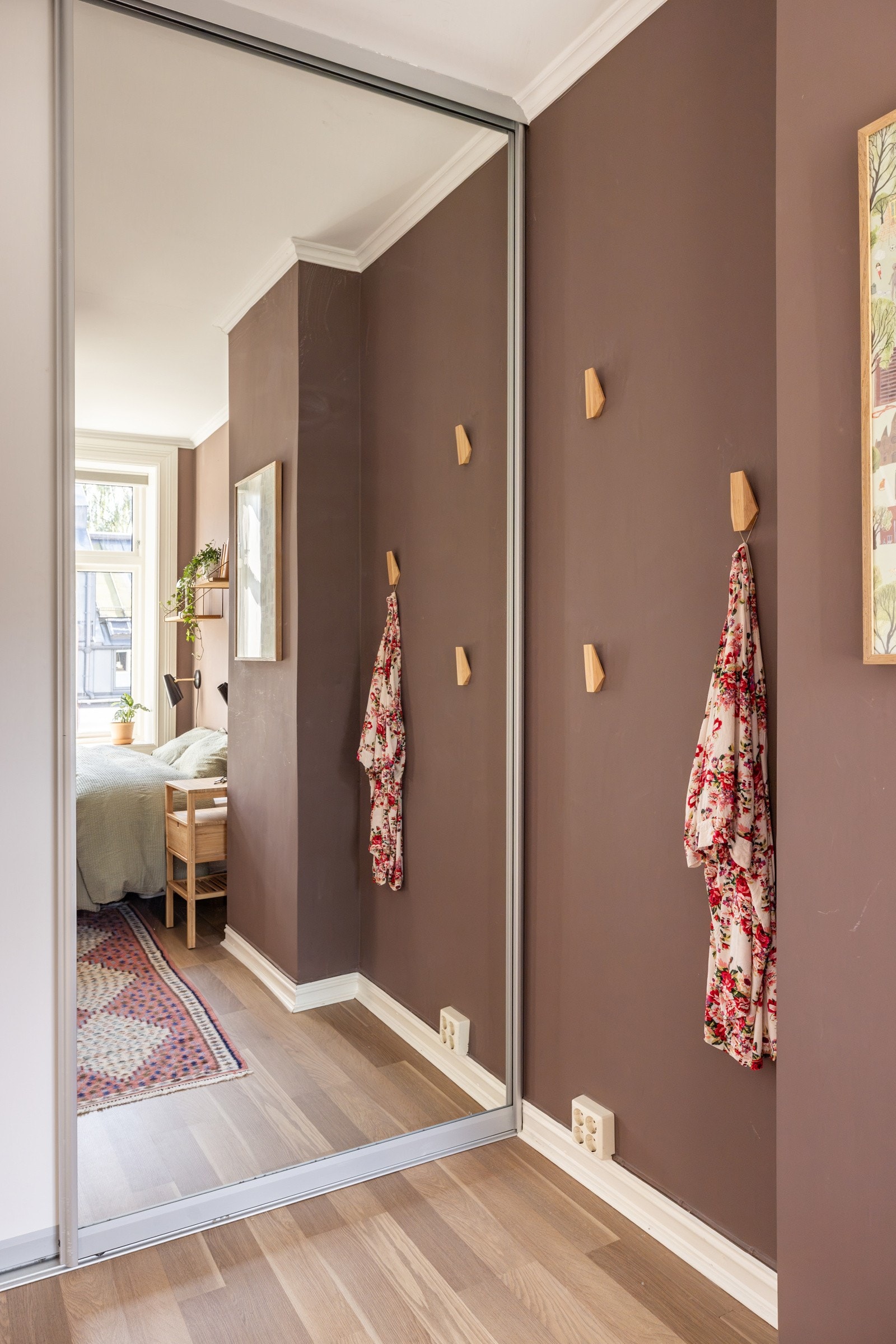 Langs den ene veggen står en takhøy garderobeløsning på ca. 2,4 meter - medfølger i handelen - og gir rikelig med oppbevaringsplass til klær, sengetøy mm. Galleribilde