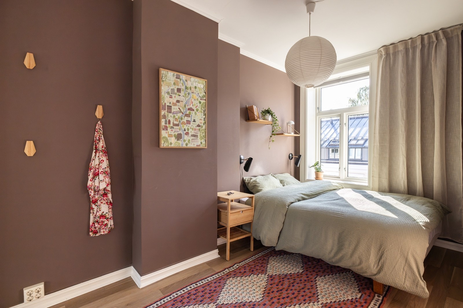 Hovedsoverommet er både lunt og romslig - en fredelig sone som vender ut mot trafikkstille gate. Galleribilde