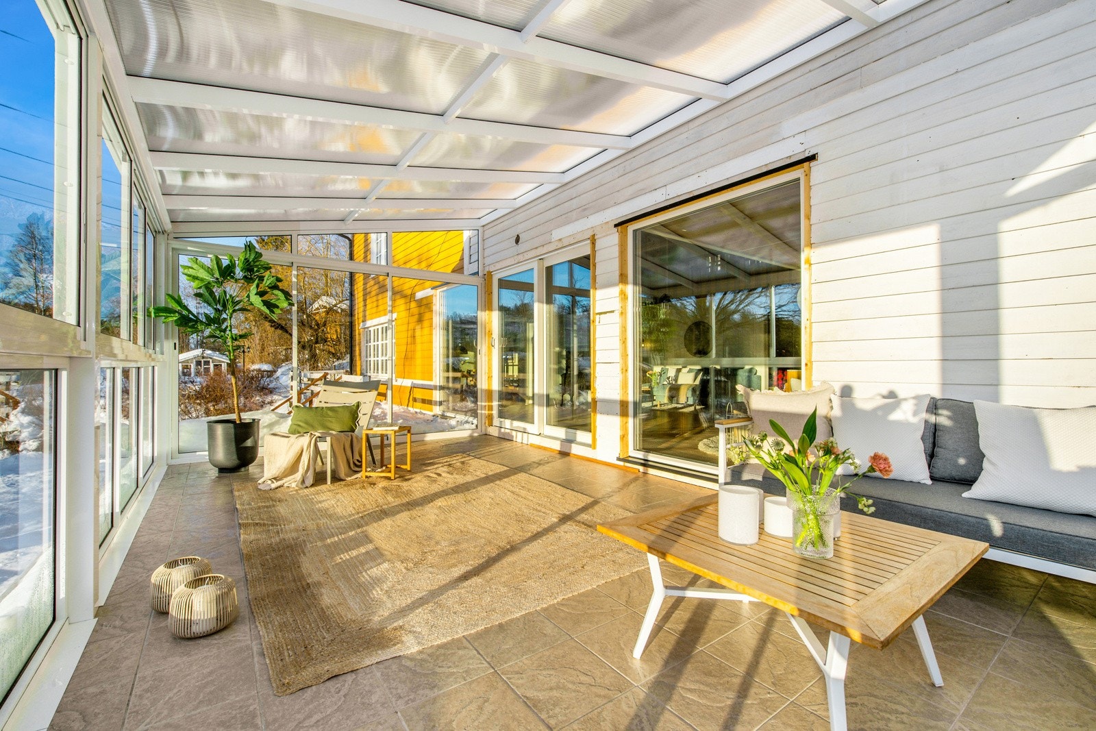 Strøm er innlagt, og hagestuen innbyr til både stille stunder og lange, sosiale kvelder - også i vinterhalvåret. Galleribilde