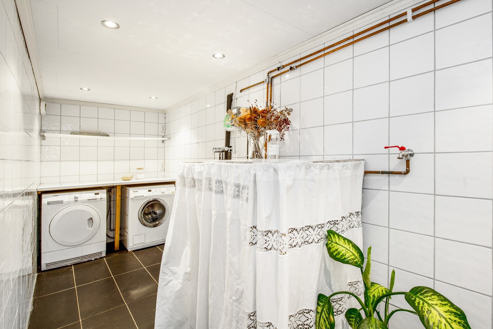 Praktisk vaskerom finner man i u. etasjen og med stor benkeplate er det enkelt å holde orden. Galleribilde