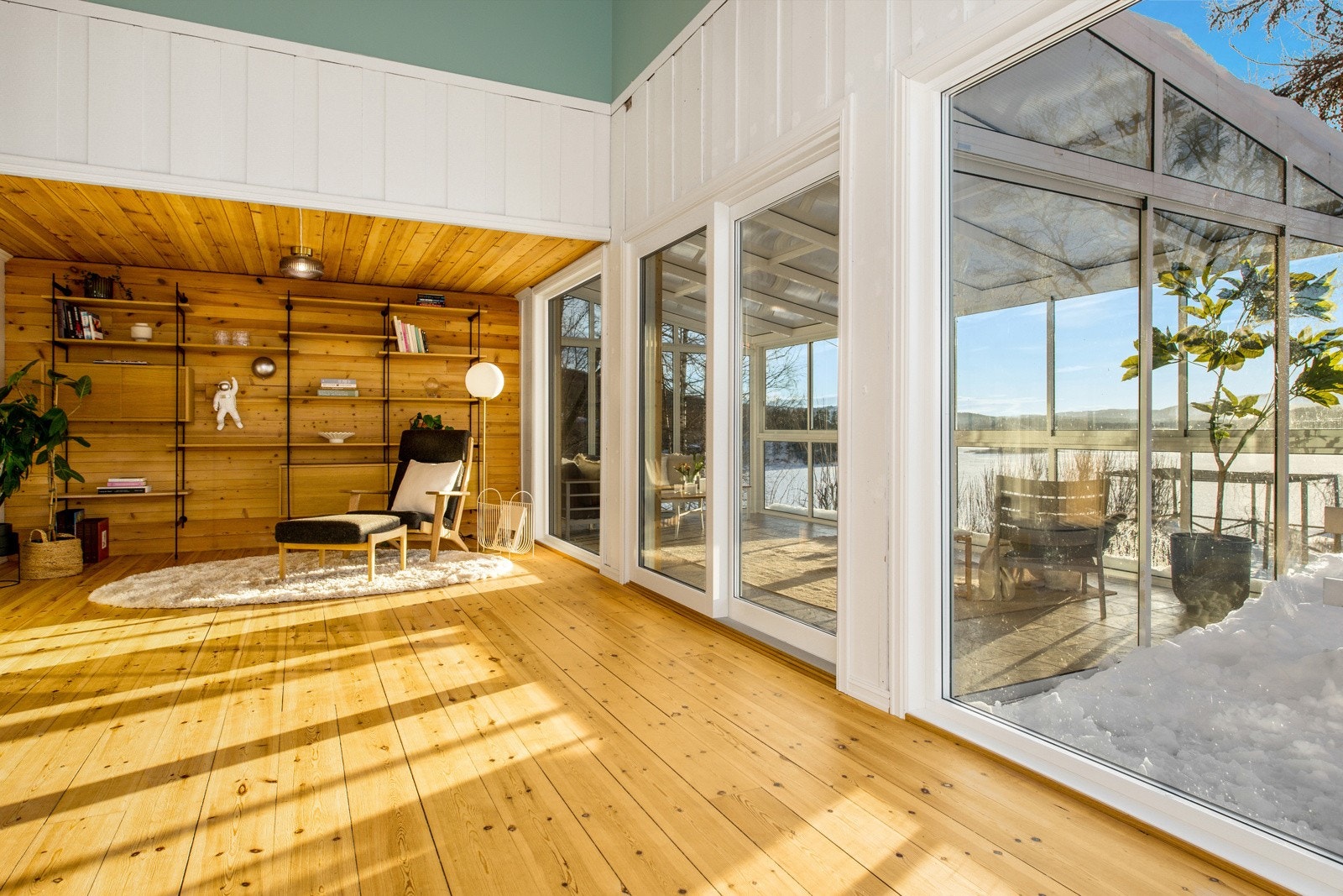 Tre av vinduene ble byttet ut i 2023, og boligen har ni vinduer fra 2022 og en rekke vinduer skiftet i 2006. Galleribilde