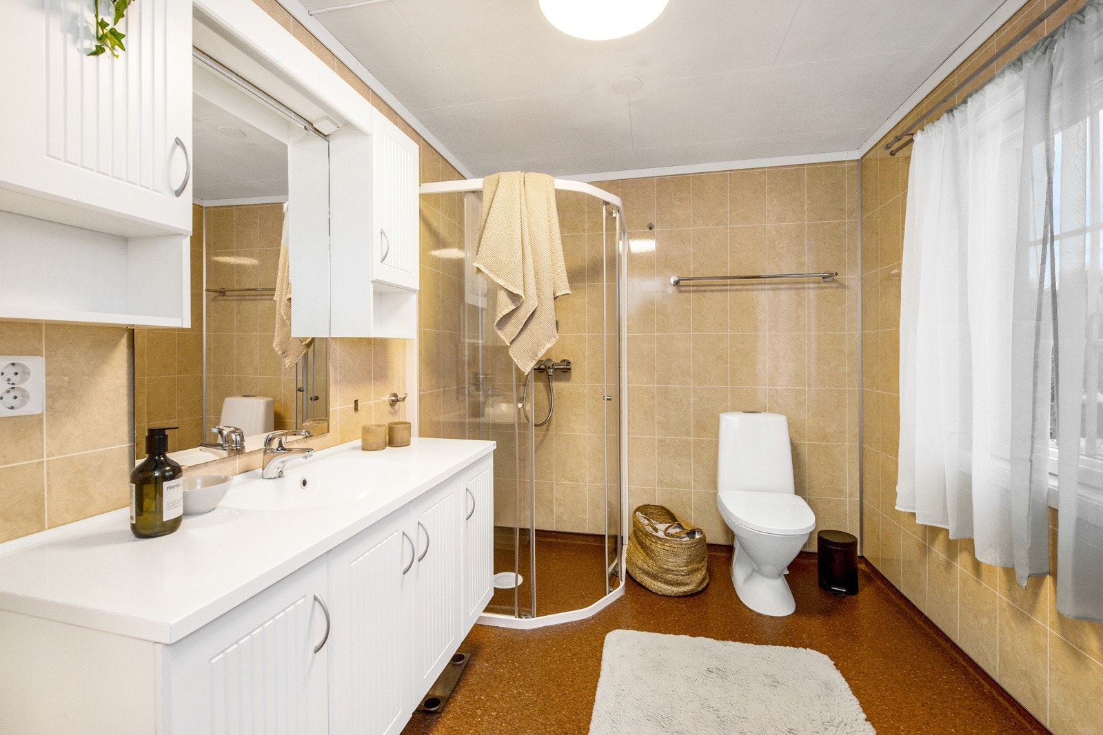 Badet er nytt fra 2015/16, innredet med mørkt gulvbelegg og beige våtromsplater på veggene. Galleribilde