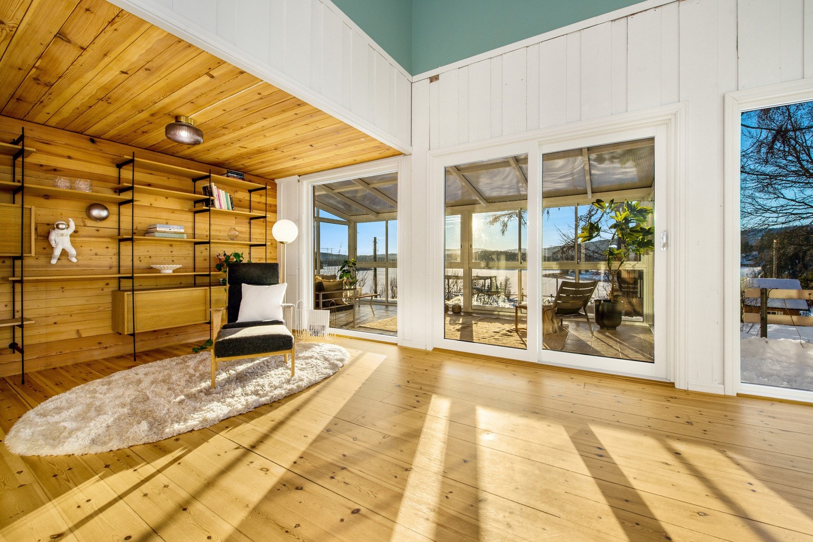 Hovedstuen er et innbydende oppholdsrom, der åpen himling og fantastisk utsikt bidrar til en upåklagelig atmosfære. Galleribilde