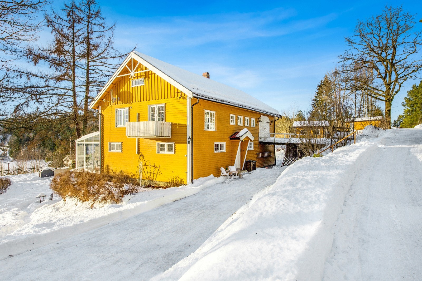 Taket ble tekket om i 2010, og tre sider av huset fikk ny drenering i 2017. Galleribilde