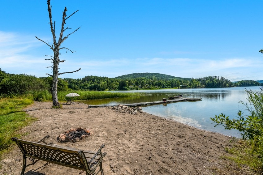 Sommerbildene er fra selgerne kjøpte eiendommen i 2021. Galleribilde