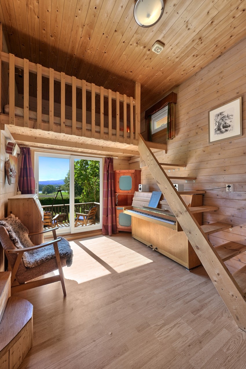 Småbruket har et anneks på ca. 36 kvm, av et innredet rom i bruk som soverom og en stue med åpen kjøkkenløsning. Galleribilde